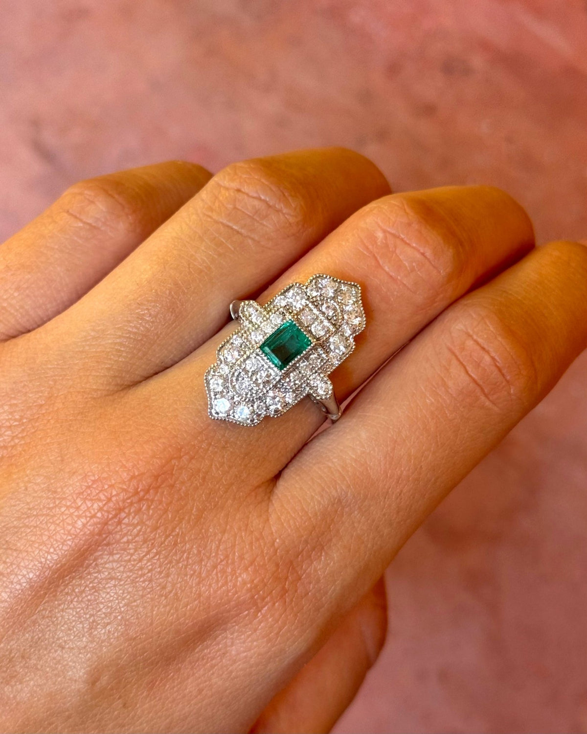Bague Style Art-Déco Émeraude Colombienne 0.59 carat &amp; Diamants 0.93 carat "Minerva" - Elliade Paris