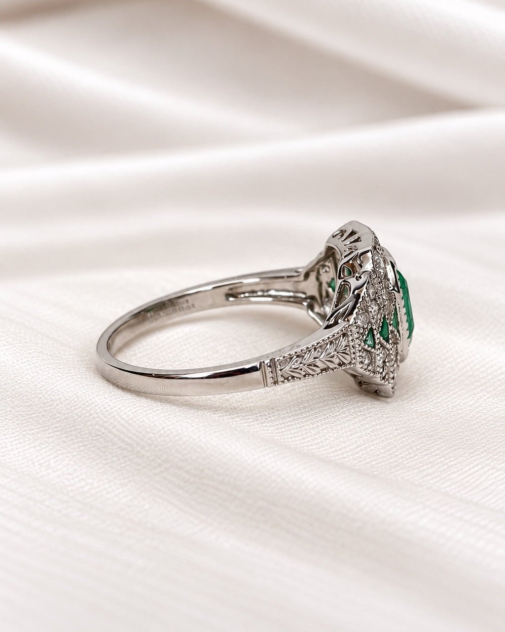 Bague Style Art-Déco Émeraude de Colombie 1.30 carat &amp; Diamants 0.35 carat "Tim" - Elliade Paris