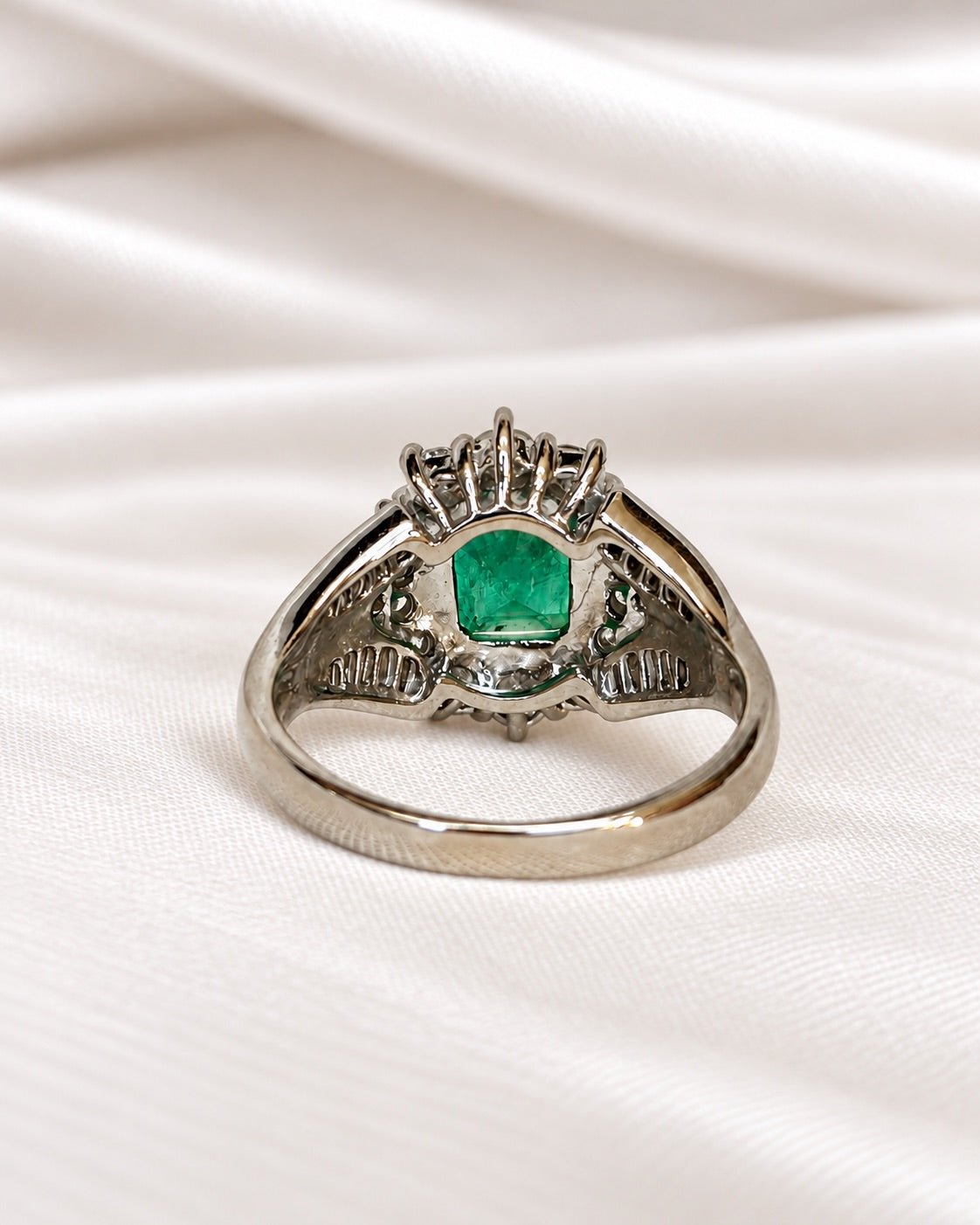 Bague Style Art-Déco Émeraude de Colombie 1.50 carat &amp; Diamants 0.73 carat 6.52g "Béatrice" - Elliade Paris