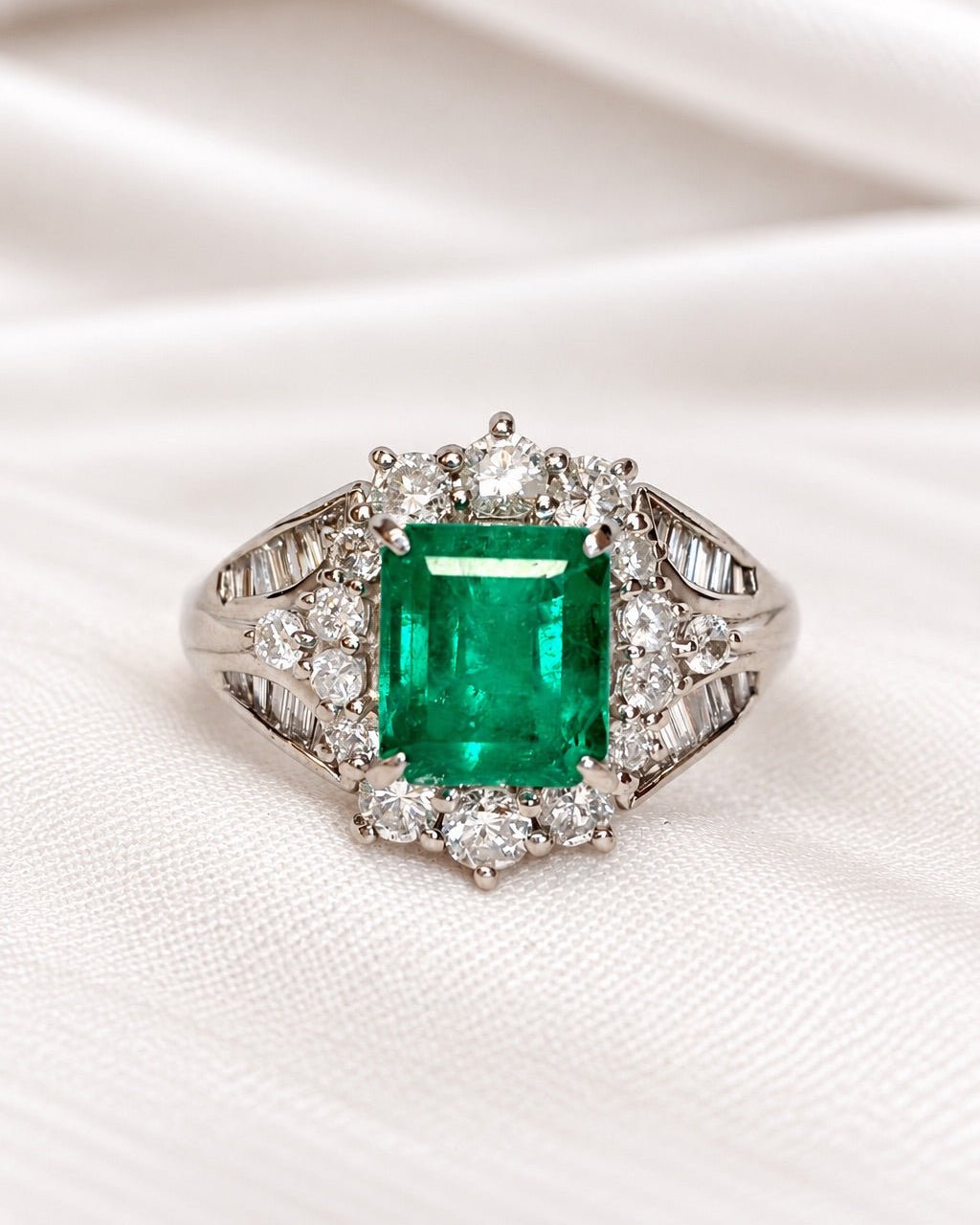 Bague Style Art-Déco Émeraude de Colombie 1.50 carat &amp; Diamants 0.73 carat 6.52g "Béatrice" - Elliade Paris