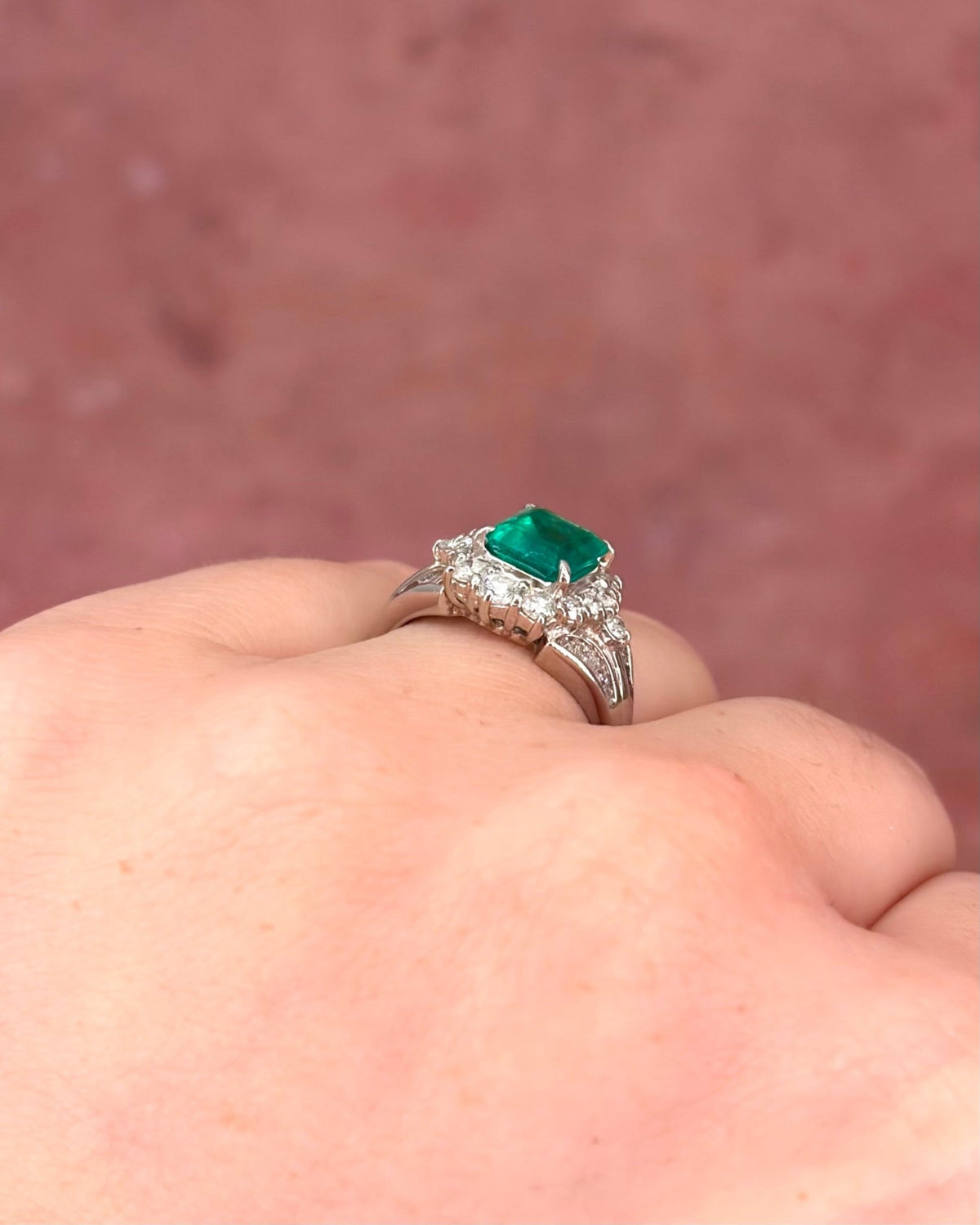 Bague Style Art-Déco Émeraude de Colombie 1.50 carat &amp; Diamants 0.73 carat 6.52g "Béatrice" - Elliade Paris
