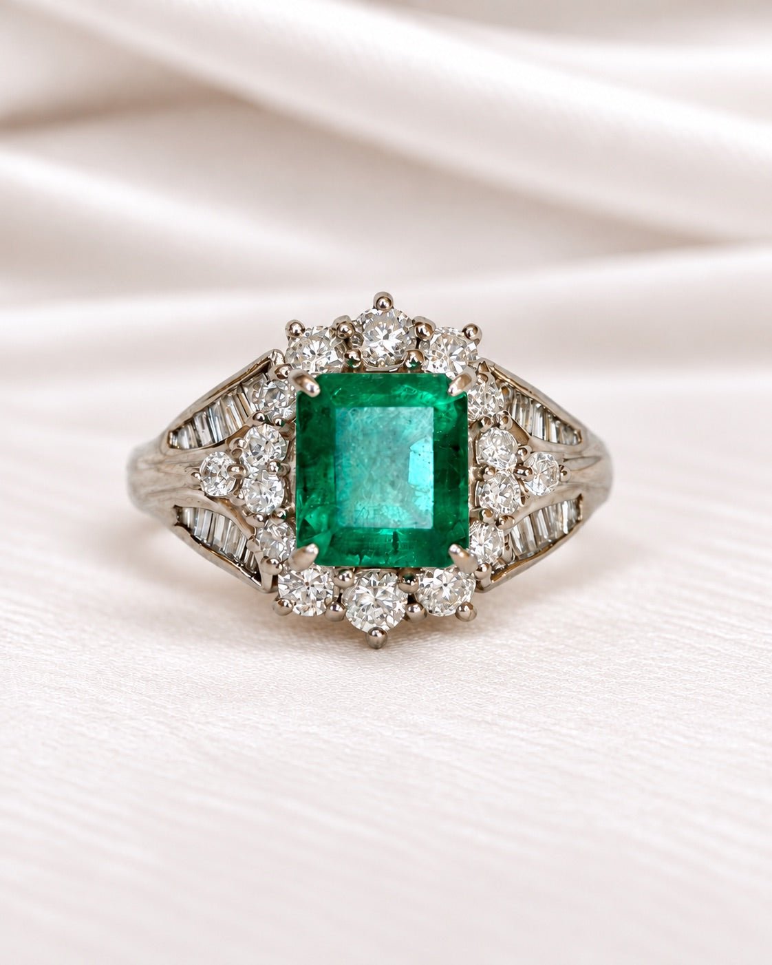 Bague Style Art-Déco Émeraude de Colombie 1.50 carat &amp; Diamants 0.73 carat 6.52g "Béatrice" - Elliade Paris