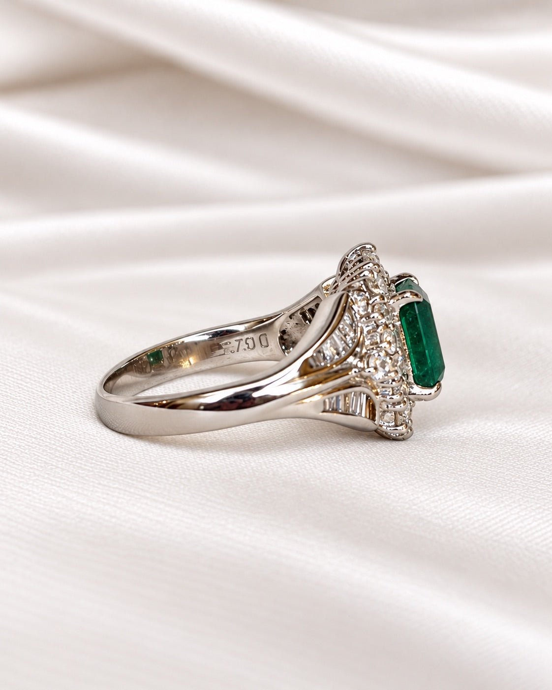 Bague Style Art-Déco Émeraude de Colombie 1.50 carat &amp; Diamants 0.73 carat 6.52g "Béatrice" - Elliade Paris
