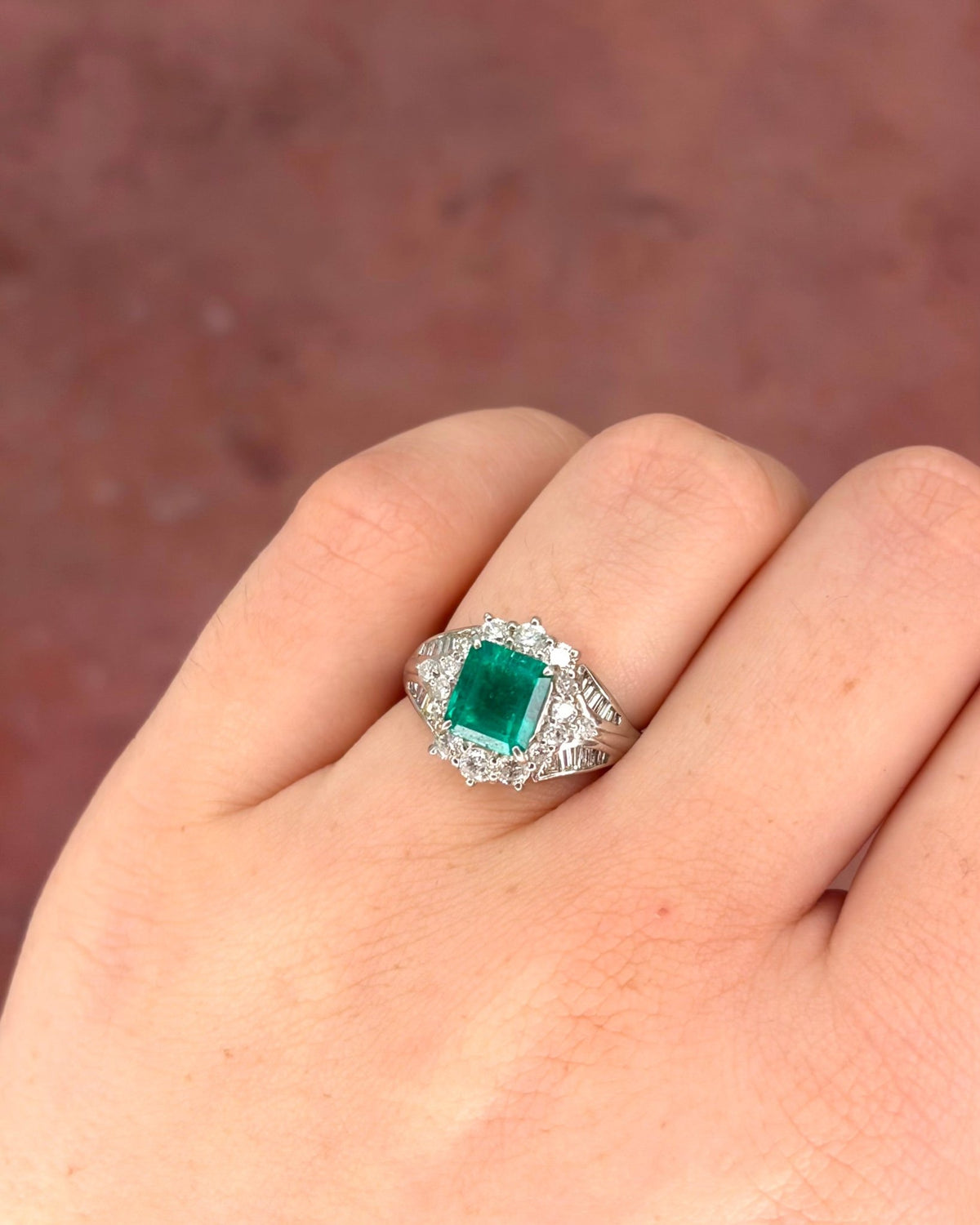 Bague Style Art-Déco Émeraude de Colombie 1.50 carat &amp; Diamants 0.73 carat 6.52g "Béatrice" - Elliade Paris