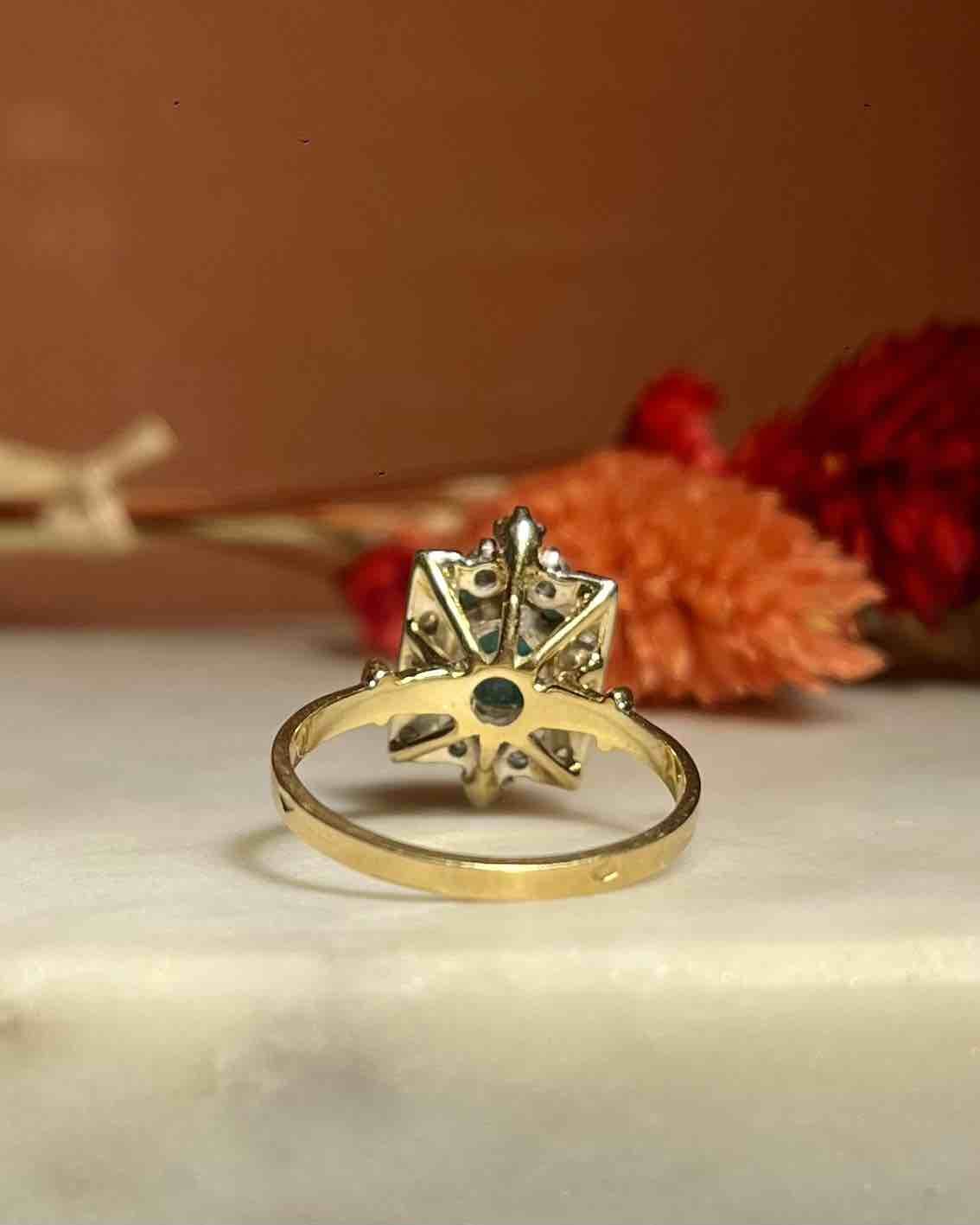 Bague style Art - Déco émeraude &amp; diamants "Victoire" - Elliade Paris