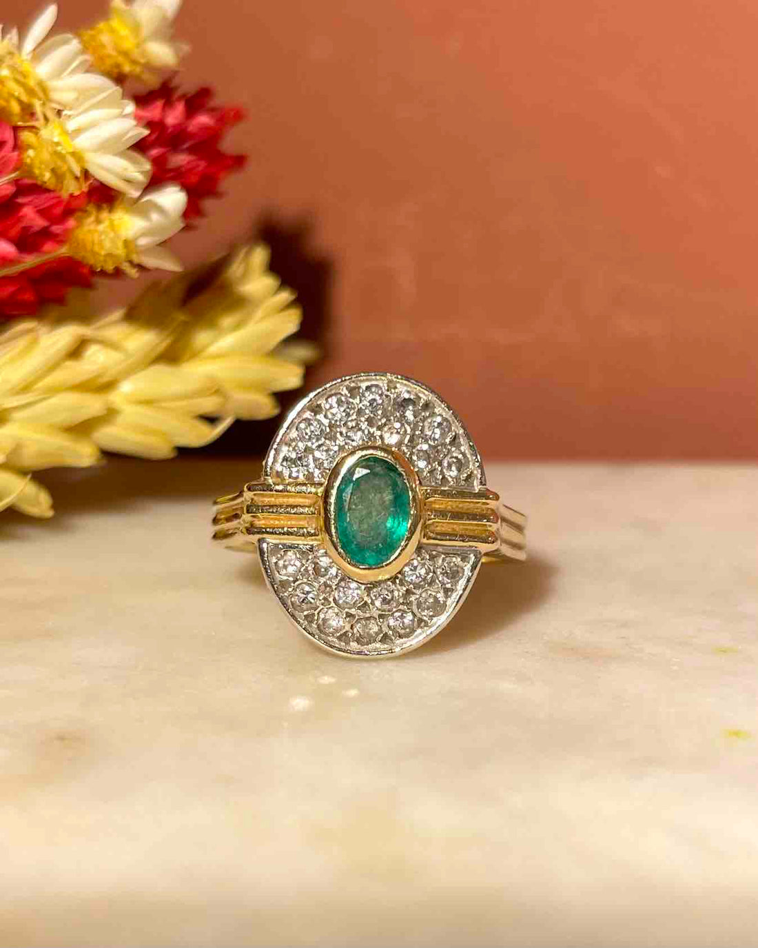 Bague style Art-déco Emeraude et 22 Diamants &quot;Orlane&quot;