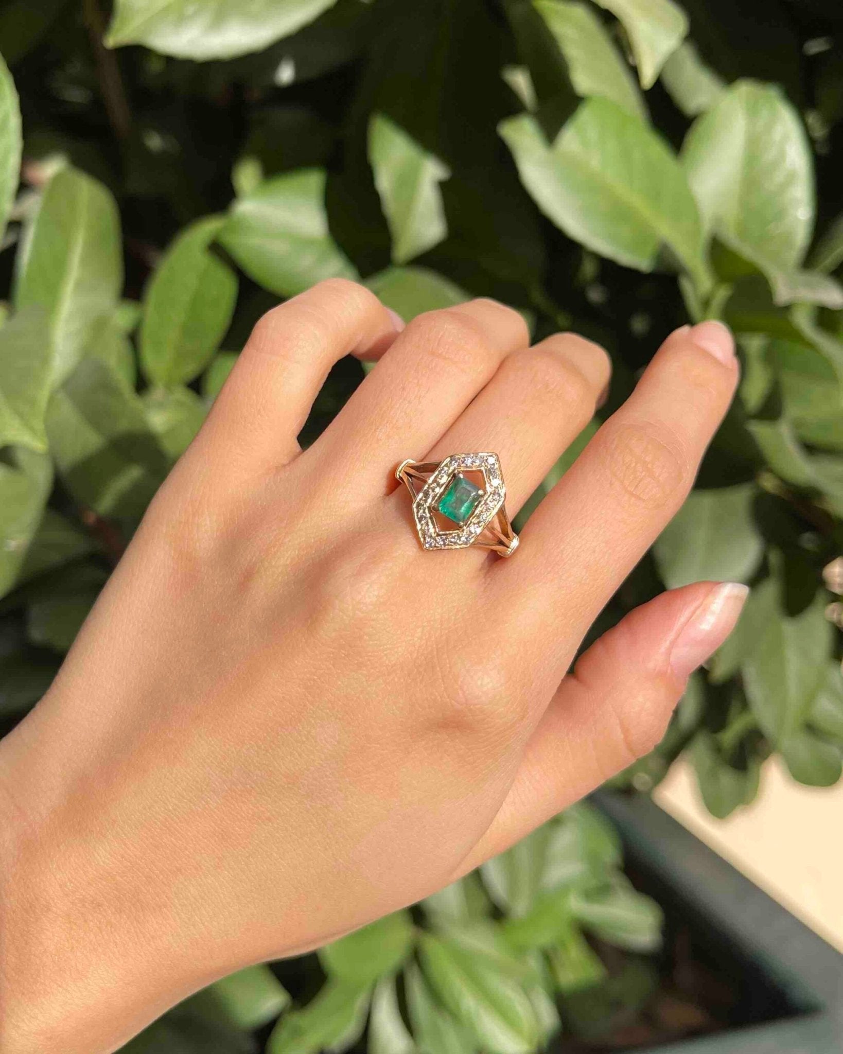 Bague style Art - déco Emeraude et Diamants &quot;Parker&quot; - Elliade Paris
