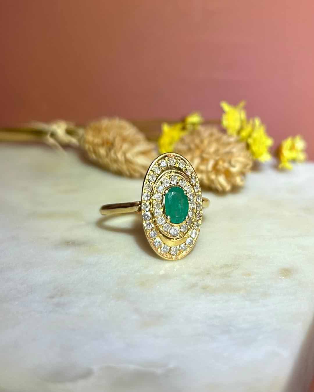 Anillo Art Déco "Victoire" de esmeralda y 40 diamantes