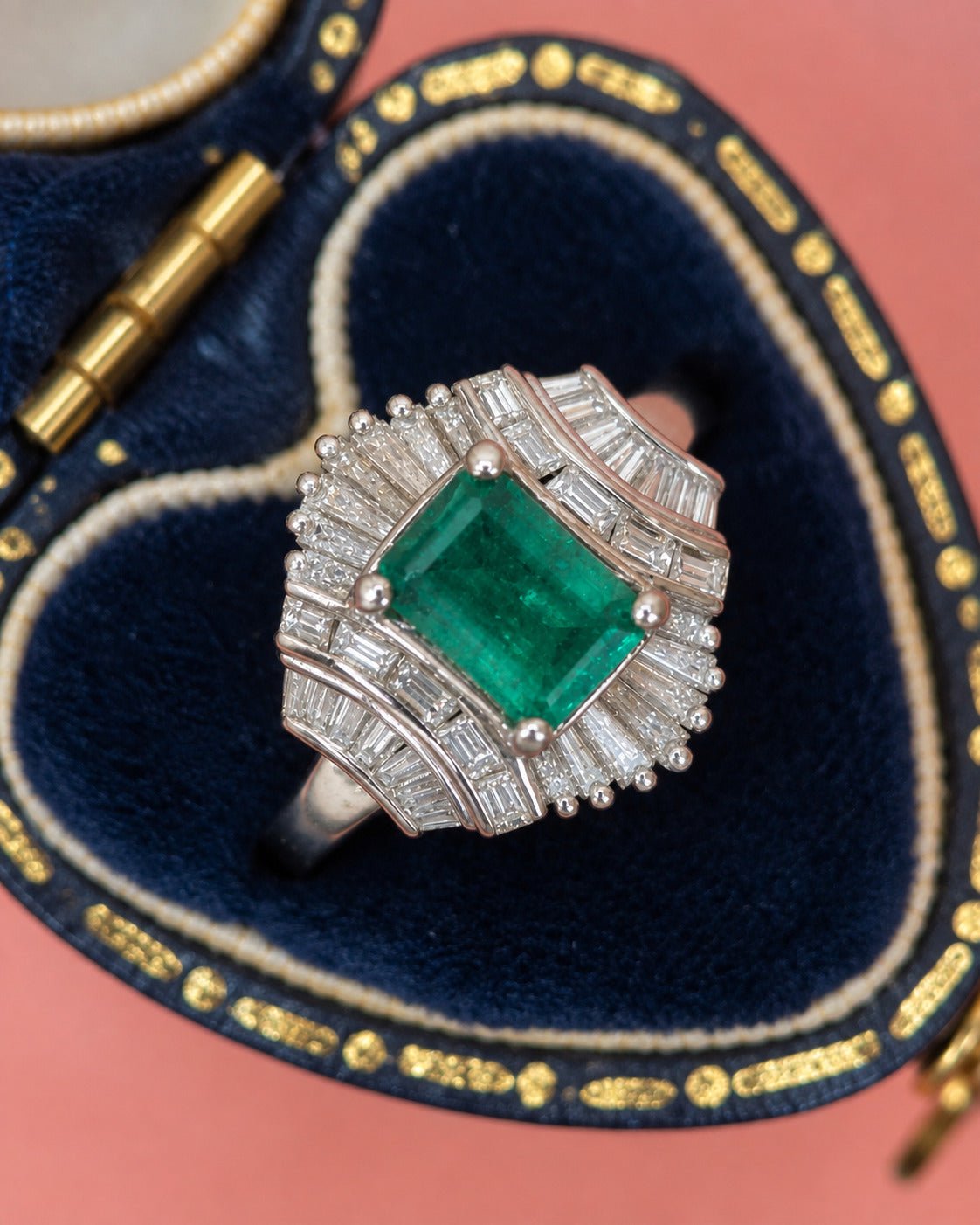 Bague Style Art-Déco Émeraude Zambienne 0.69 carat &amp; Diamants 0.73 carat "Roja" - Elliade Paris