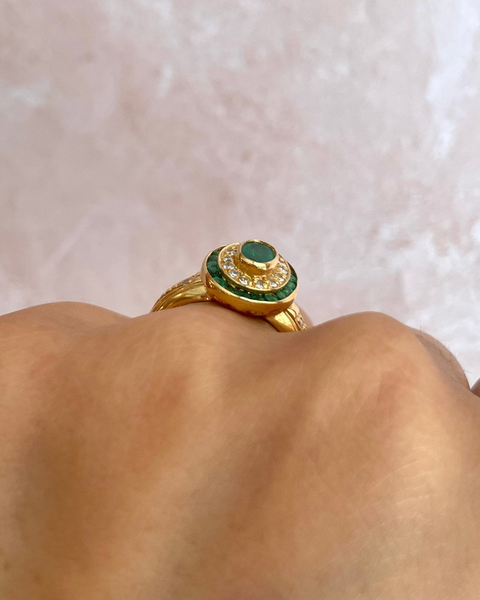 Bague Style Art - Déco Émeraudes 0.50 carat &amp; 16 Diamants "Diana" - Elliade Paris