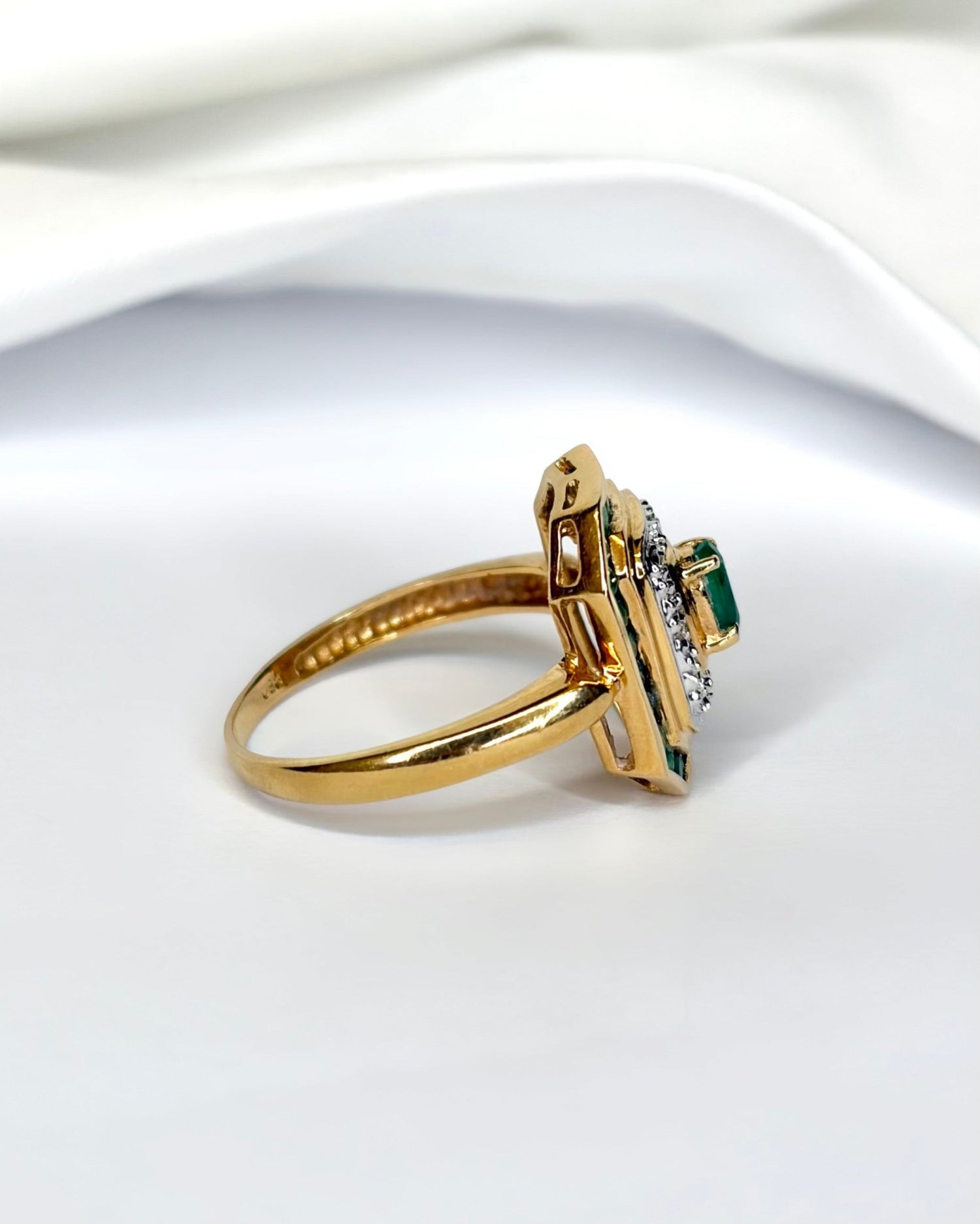 Bague Style Art - Déco Émeraudes 0.87 carat &amp; Diamants "Edith" - Elliade Paris