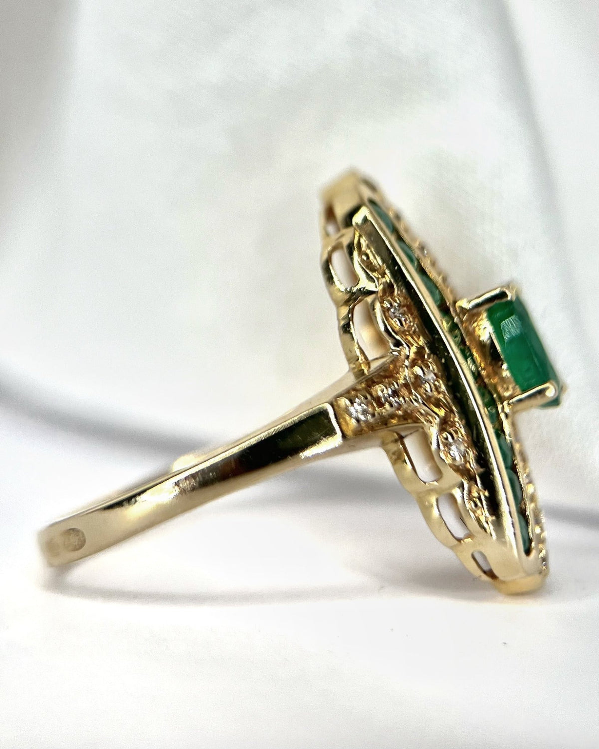 Bague Style Art-Déco Émeraudes 1.09 carat &amp; Diamants "Johanna" - Elliade Paris
