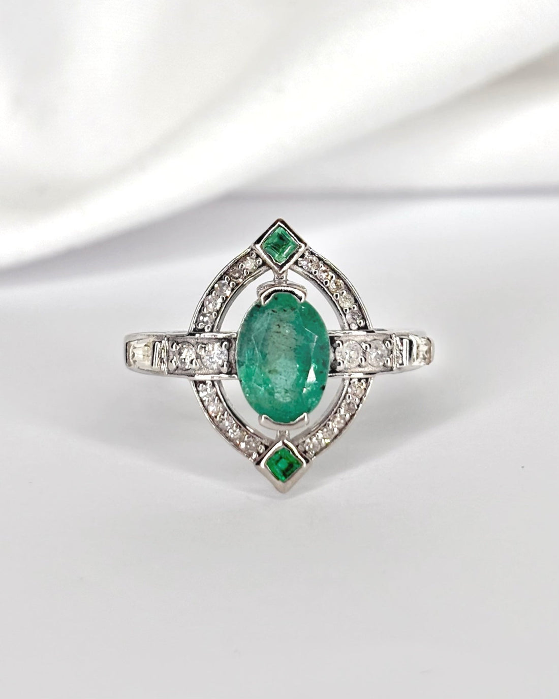 Bague Style Art Déco Émeraudes 1.64 carat &amp; Diamants 0.34 carat "Valentine" - Elliade Paris