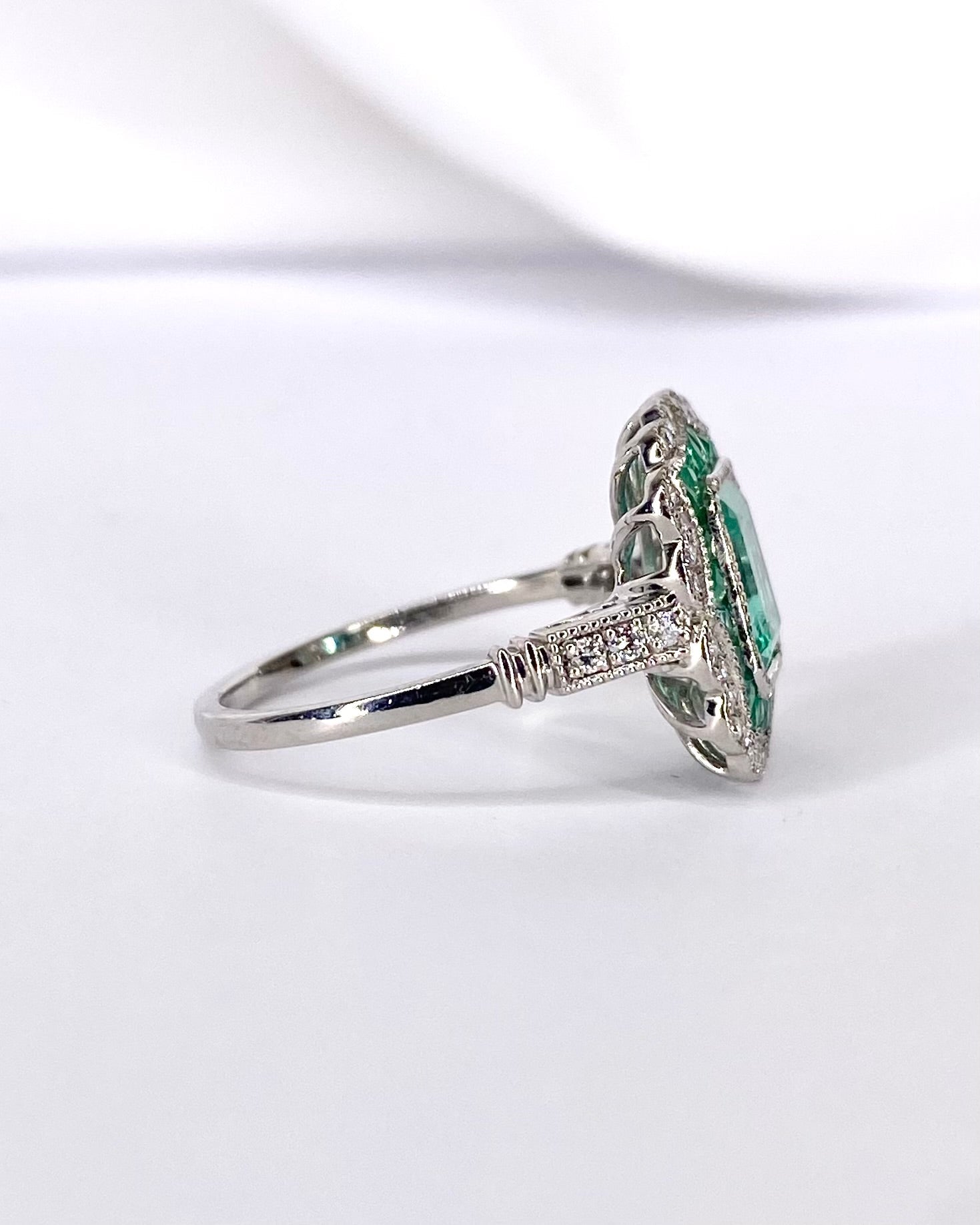 Bague Style Art Déco Emeraudes 1.66 carat &amp; 38 Diamants "Eugénie" - Elliade Paris