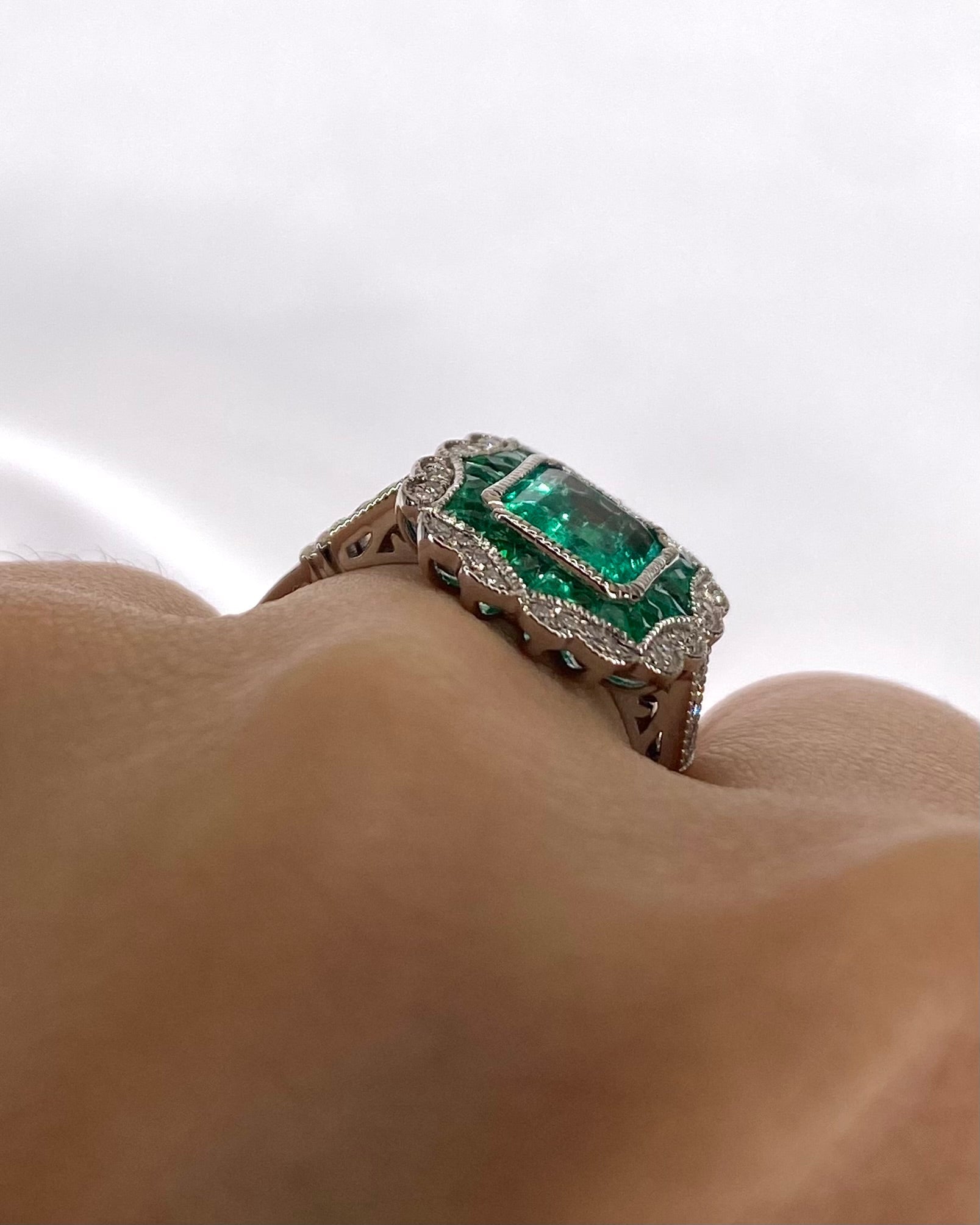 Bague Style Art Déco Emeraudes 1.66 carat &amp; 38 Diamants "Eugénie" - Elliade Paris