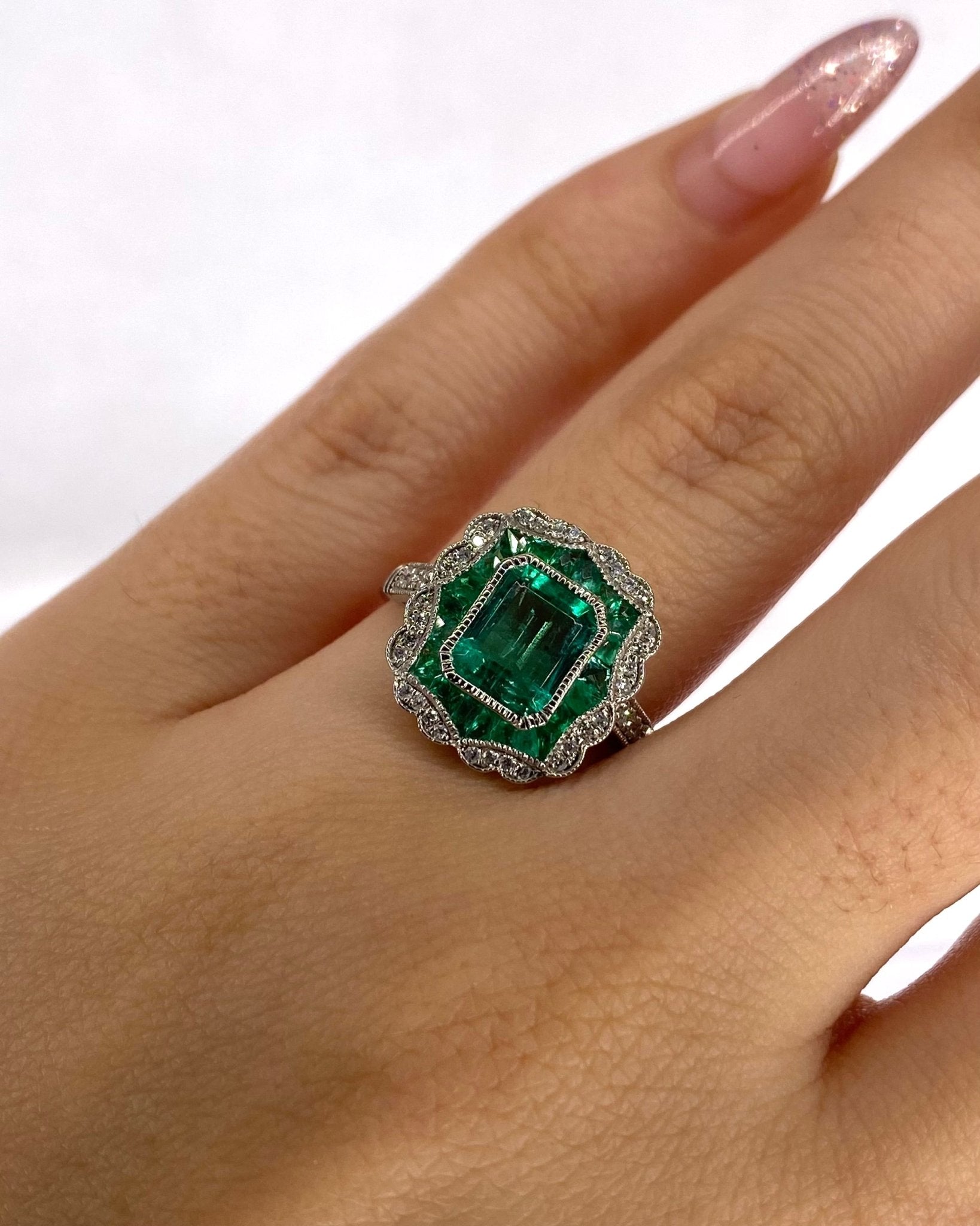 Bague Style Art Déco Emeraudes 1.66 carat &amp; 38 Diamants "Eugénie" - Elliade Paris