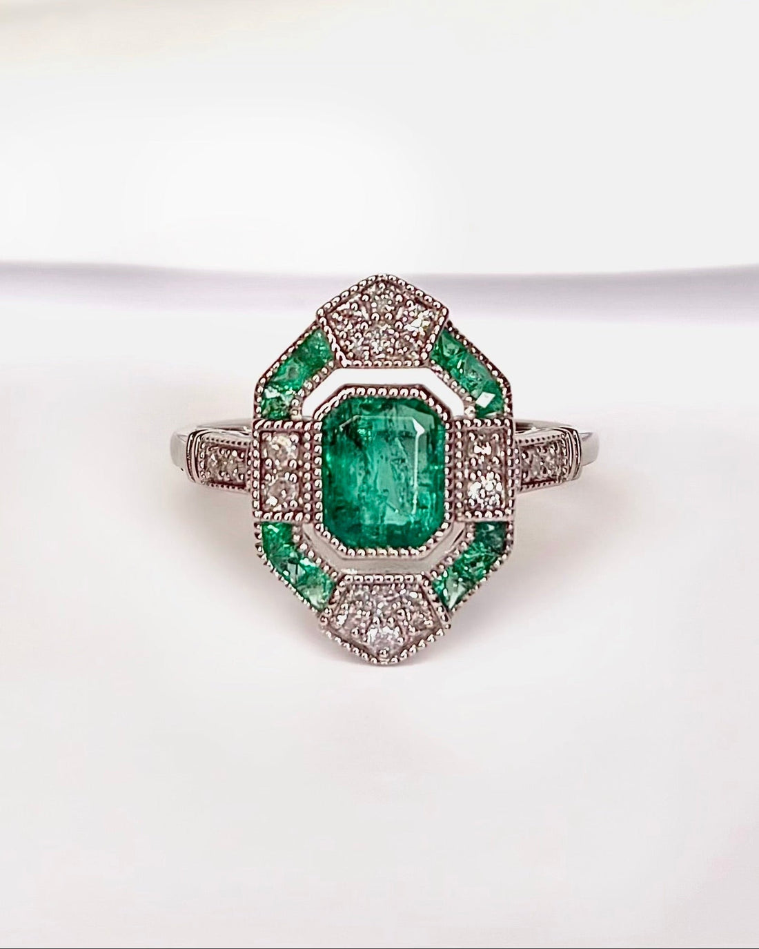 Bague Style Art - Déco Émeraudes Colombiennes 0.77 carat &amp; 20 Diamants "Rosie" - Elliade Paris