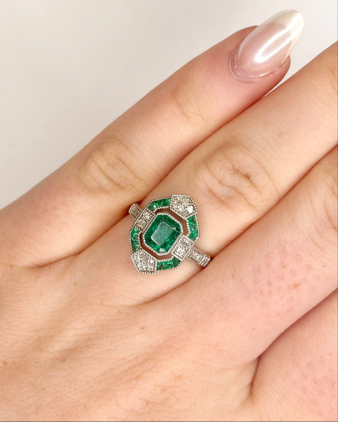 Bague Style Art - Déco Émeraudes Colombiennes 0.77 carat &amp; 20 Diamants "Rosie" - Elliade Paris