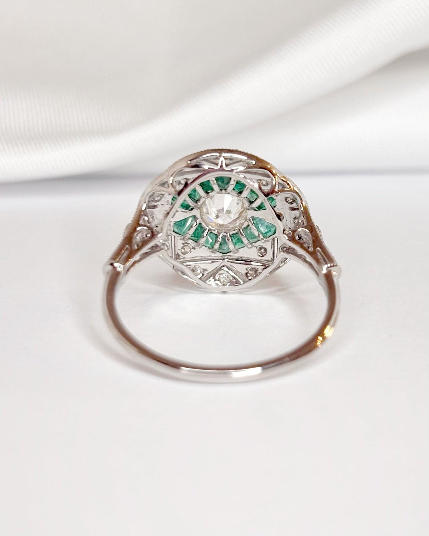 Bague Style Art - Déco Émeraudes &amp; Diamants 0.63 carat "Cécilia" - Elliade Paris