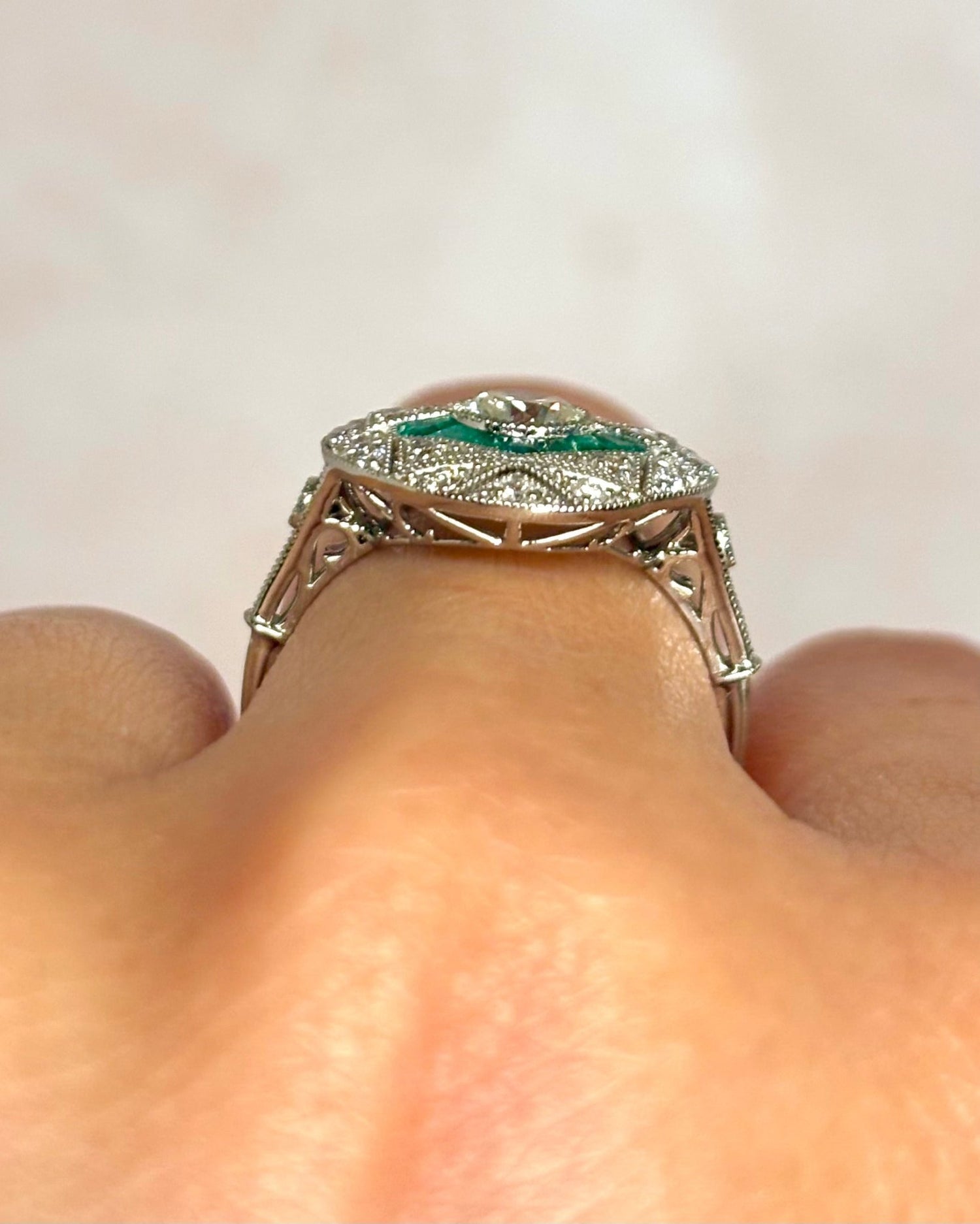 Bague Style Art - Déco Émeraudes &amp; Diamants 0.63 carat "Cécilia" - Elliade Paris