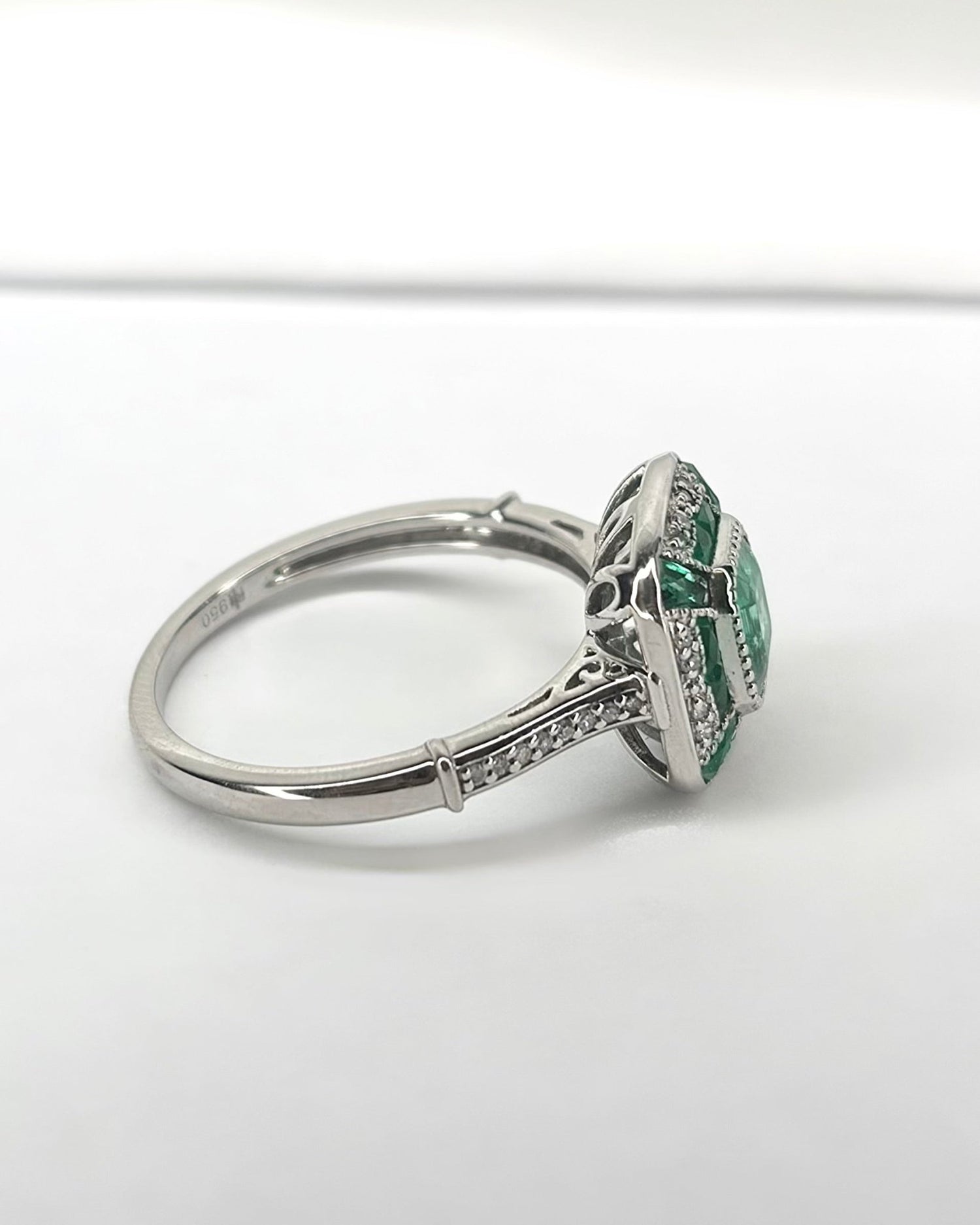 Bague Style Art - Déco Émeraudes Zambiennes &amp; Diamants "Olivia" - Elliade Paris