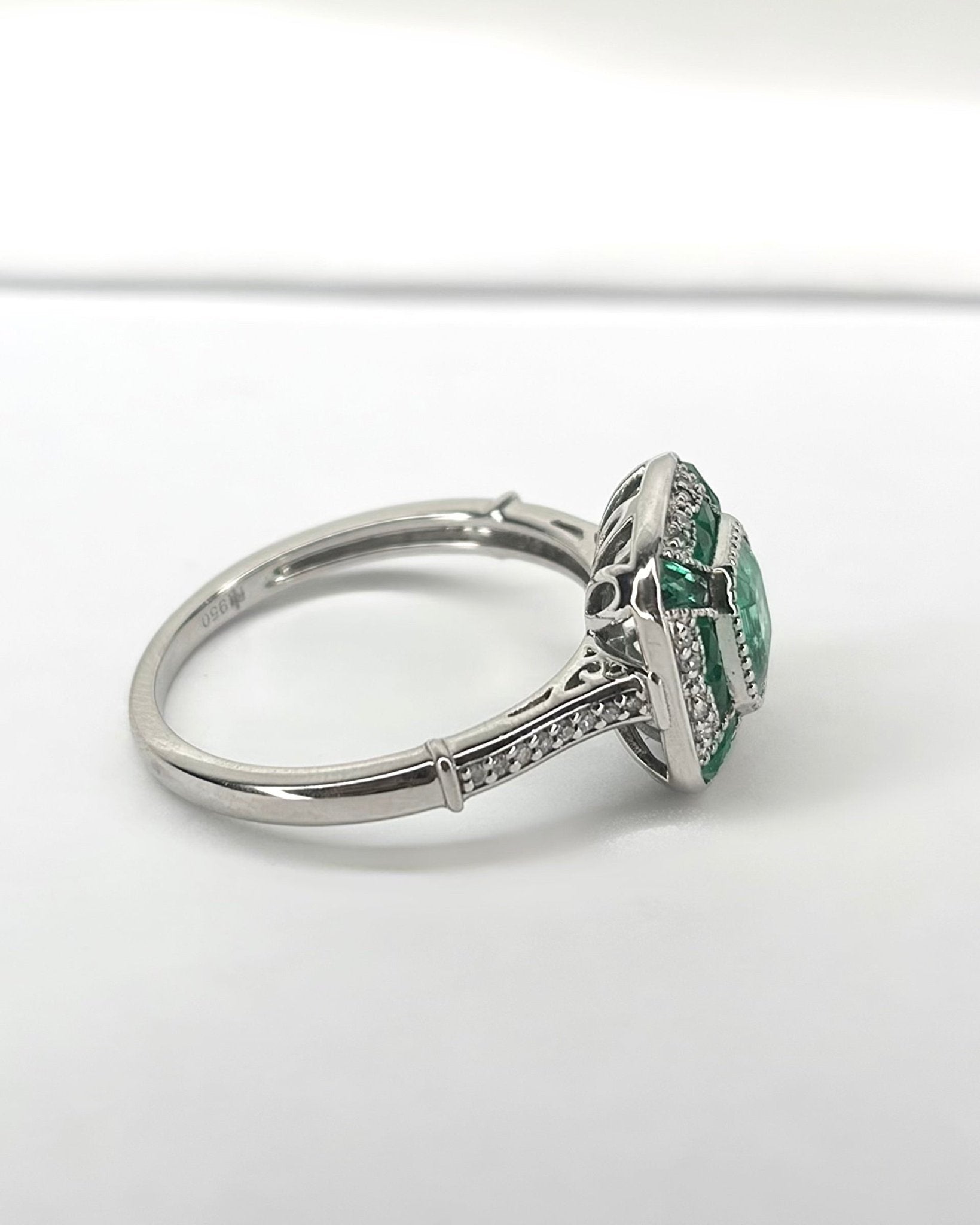 Bague Style Art - Déco Émeraudes Zambiennes &amp; Diamants "Olivia" - Elliade Paris