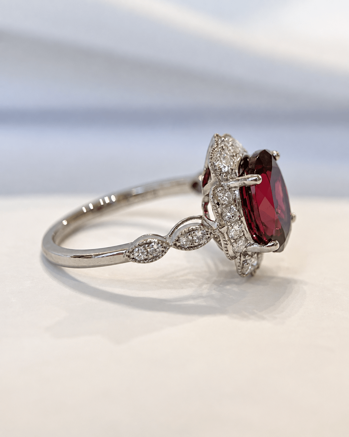 Bague Style Art-Déco Grenat Rhodolite 3.59 carats &amp; Diamants 0.46 carat "Eugènie" - Elliade Paris