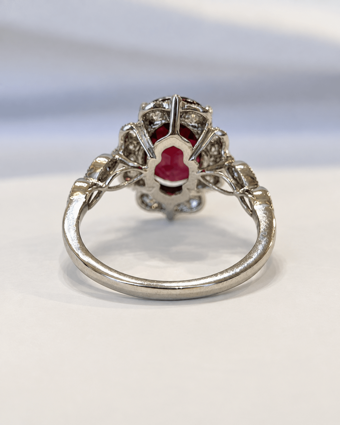 Bague Style Art-Déco Grenat Rhodolite 3.59 carats &amp; Diamants 0.46 carat "Eugènie" - Elliade Paris