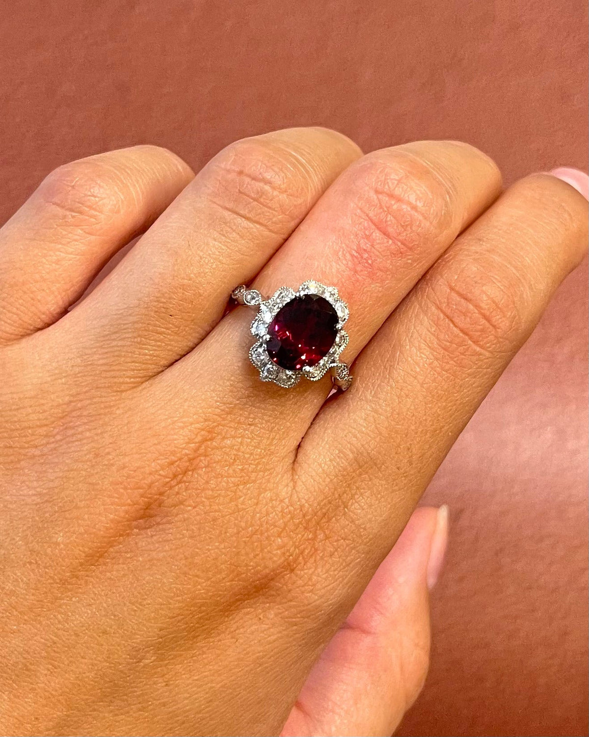 Bague Style Art-Déco Grenat Rhodolite 3.59 carats &amp; Diamants 0.46 carat "Eugènie" - Elliade Paris