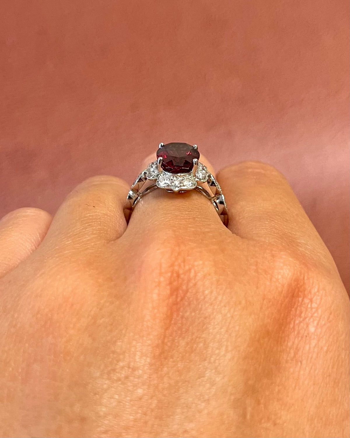 Bague Style Art-Déco Grenat Rhodolite 3.59 carats &amp; Diamants 0.46 carat "Eugènie" - Elliade Paris