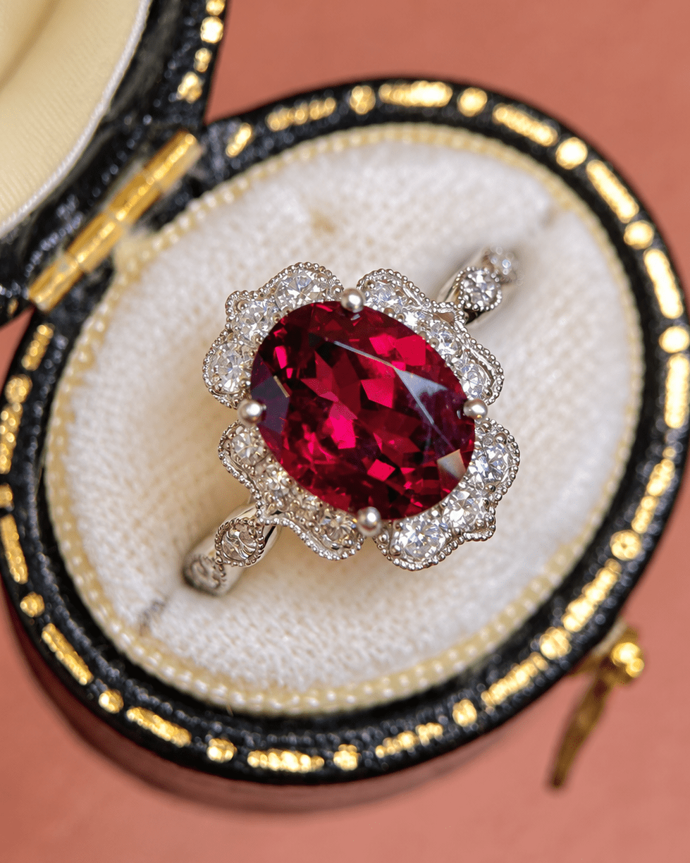 Bague Style Art-Déco Grenat Rhodolite 3.59 carats &amp; Diamants 0.46 carat "Eugènie" - Elliade Paris