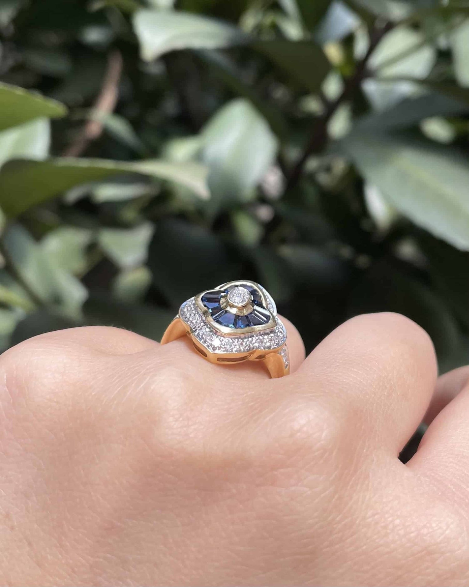Bague Style Art - déco Jupon Saphirs 0.80 carat &amp; Diamants &quot;Briana&quot; - Elliade Paris