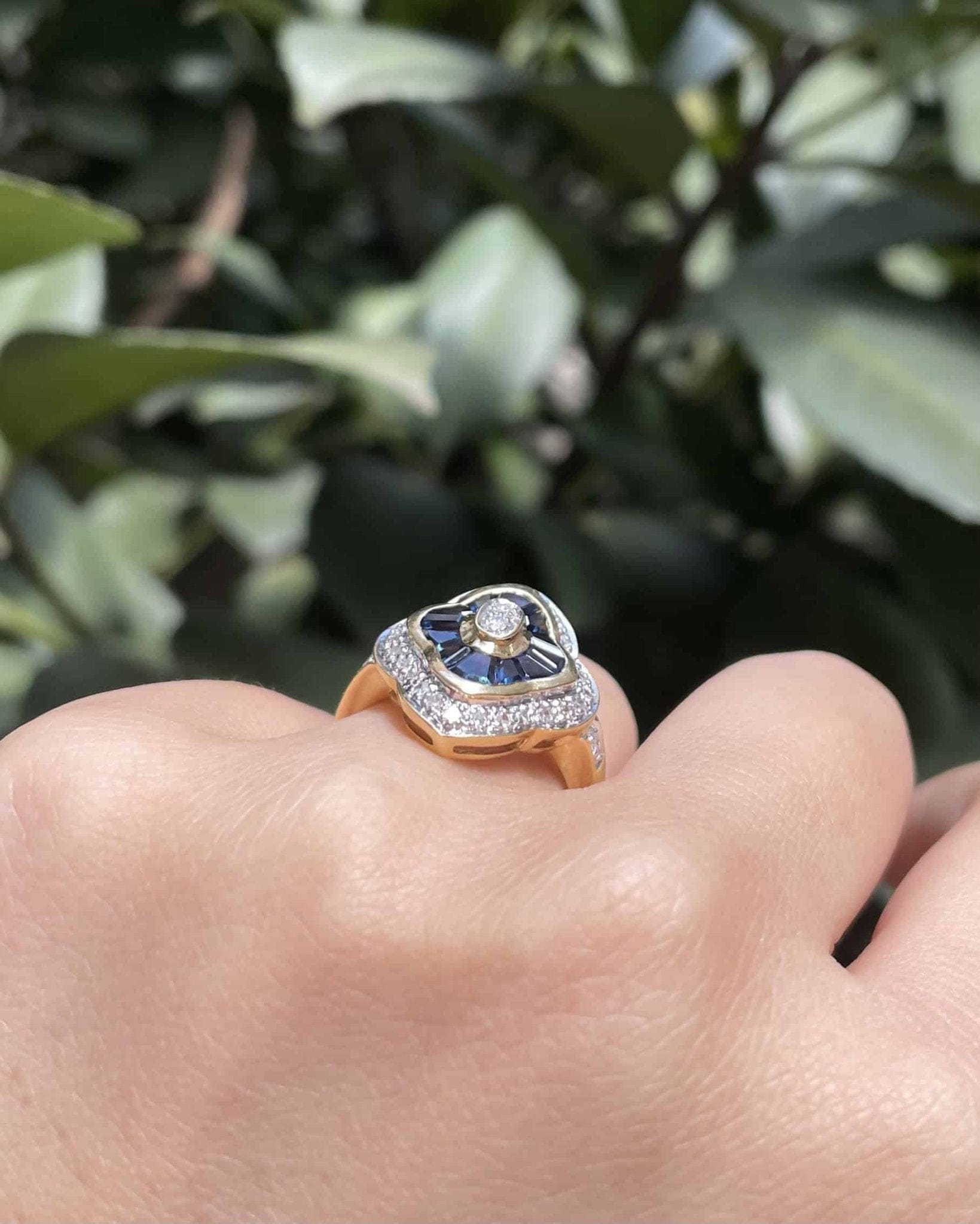 Bague Style Art - déco Jupon Saphirs 0.80 carat &amp; Diamants "Briana" - Elliade Paris