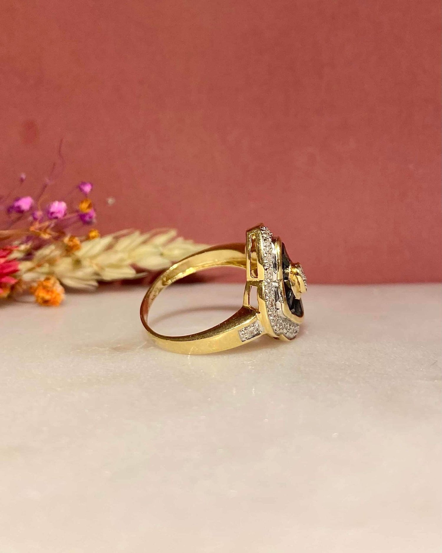 Bague Style Art - déco Jupon Saphirs 0.80 carat &amp; Diamants &quot;Briana&quot; - Elliade Paris