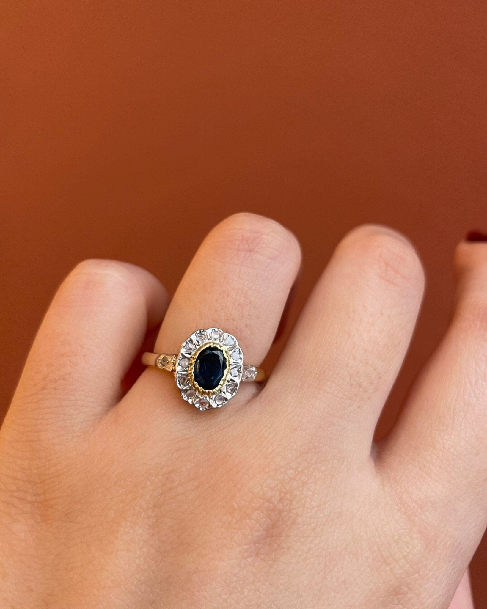 Bague Style Art - Déco Marguerite Saphir &amp; Diamants "Luenna" - Elliade Paris