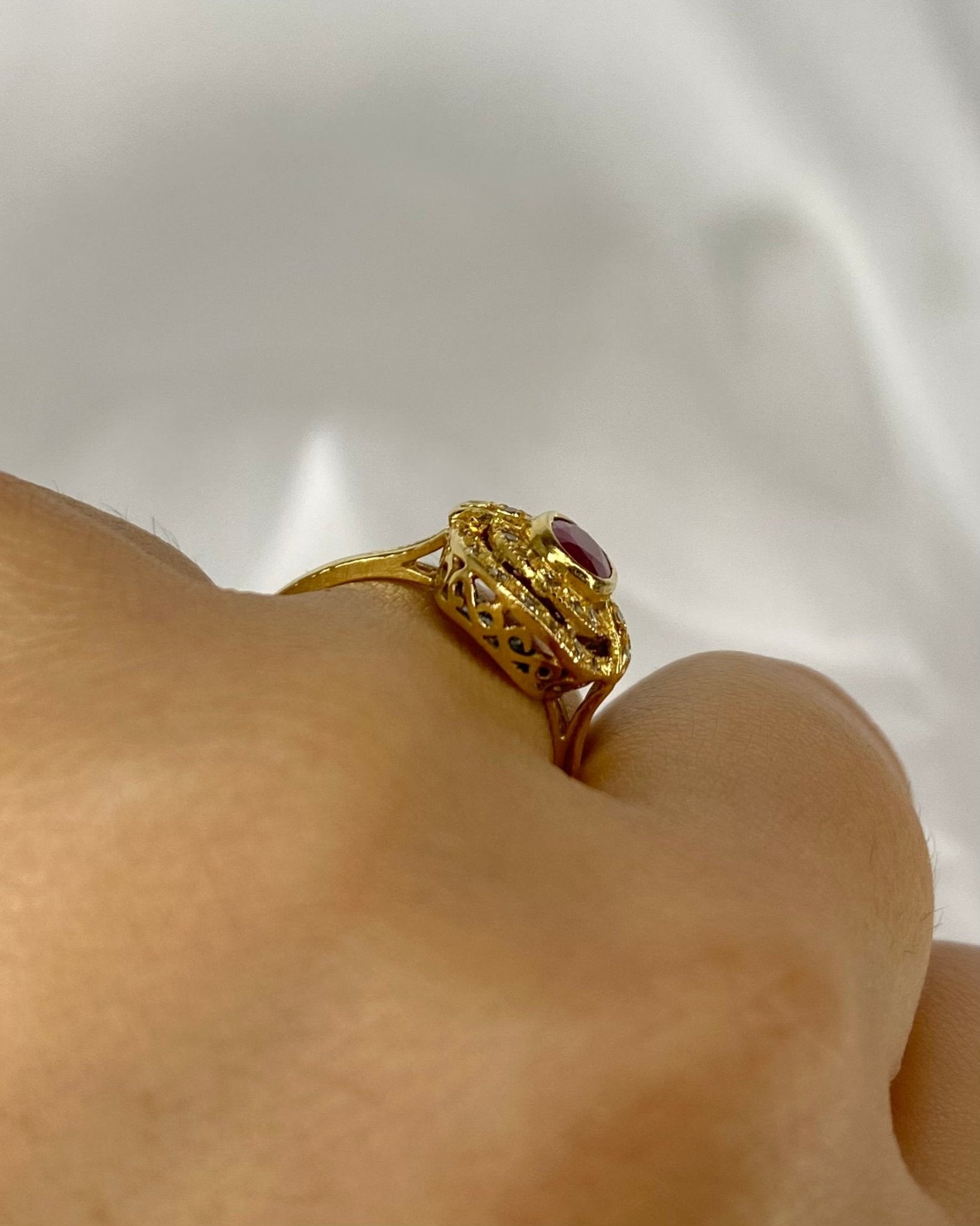 Bague Style Art Déco Rubis 0.40 carat &amp; 28 Diamants "Kimy" - Elliade Paris