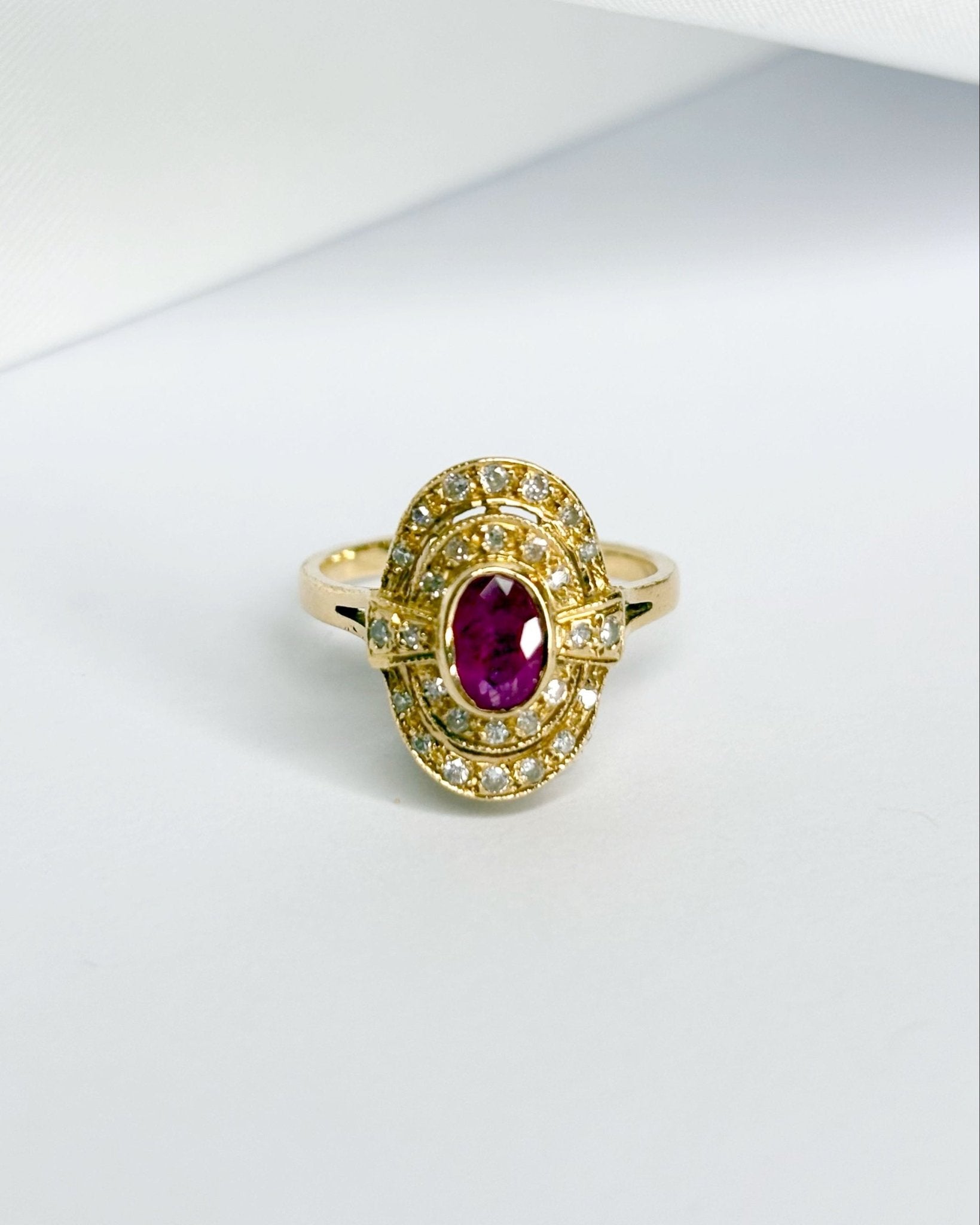 Bague Style Art Déco Rubis 0.40 carat &amp; 28 Diamants "Kimy" - Elliade Paris