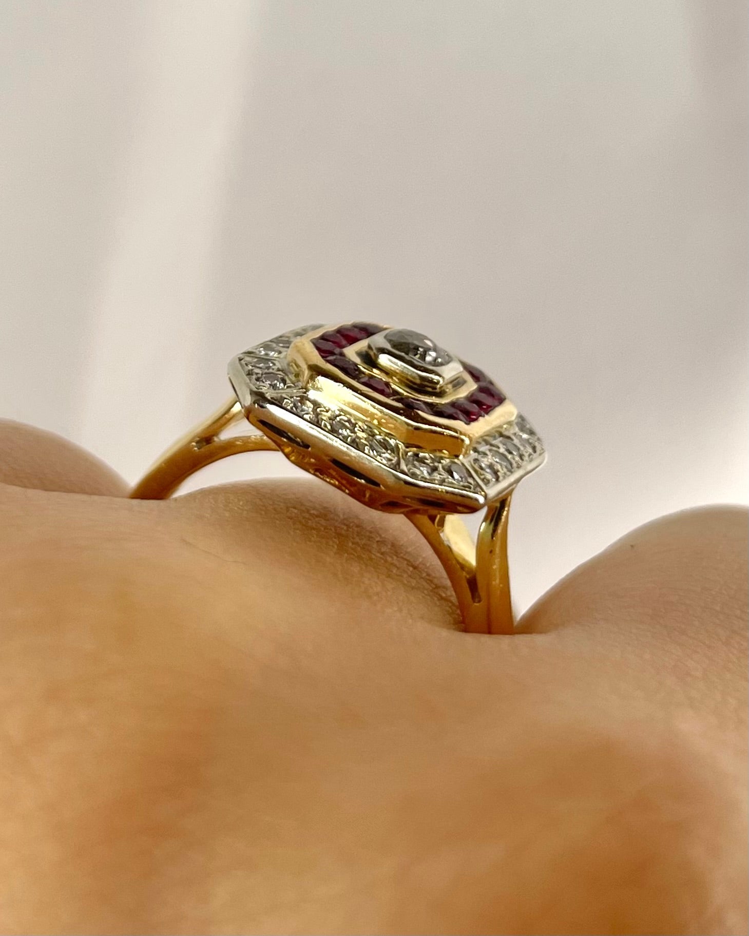 Bague Style Art Déco Rubis 0.42 carat &amp; Diamants 0.37 carat "Solange" - Elliade Paris