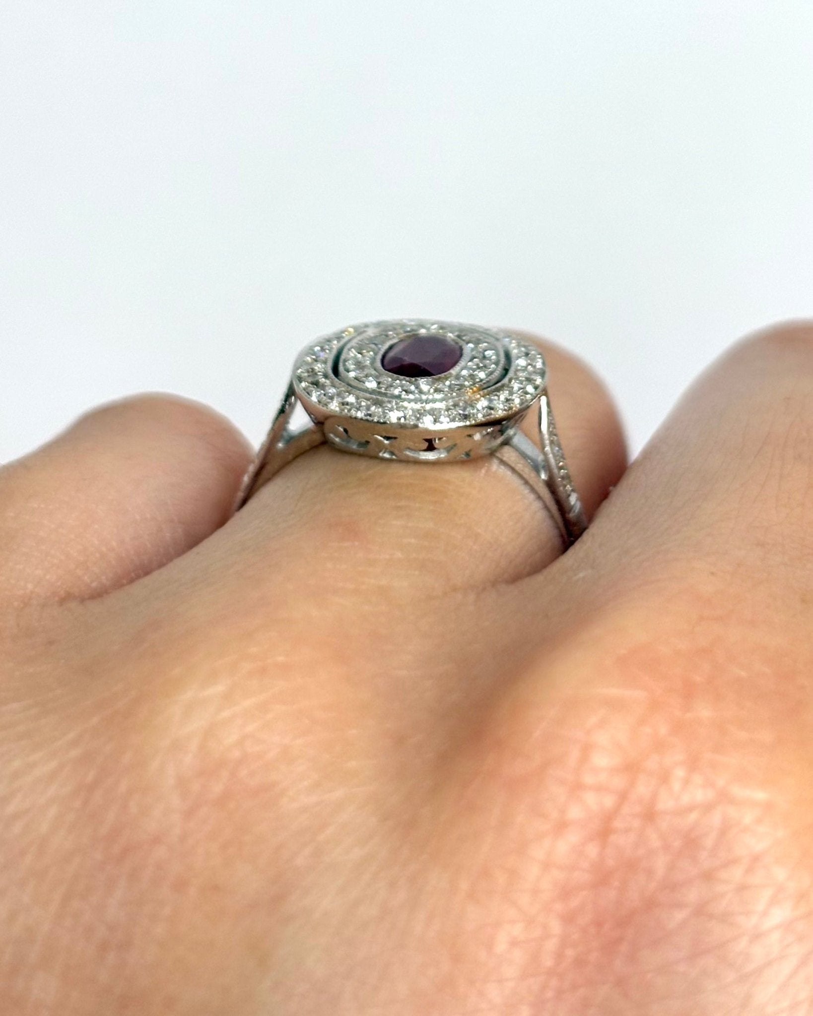 Bague Style Art Déco Rubis 0.48 carat &amp; Diamants 0.44 carat "Maxine" - Elliade Paris