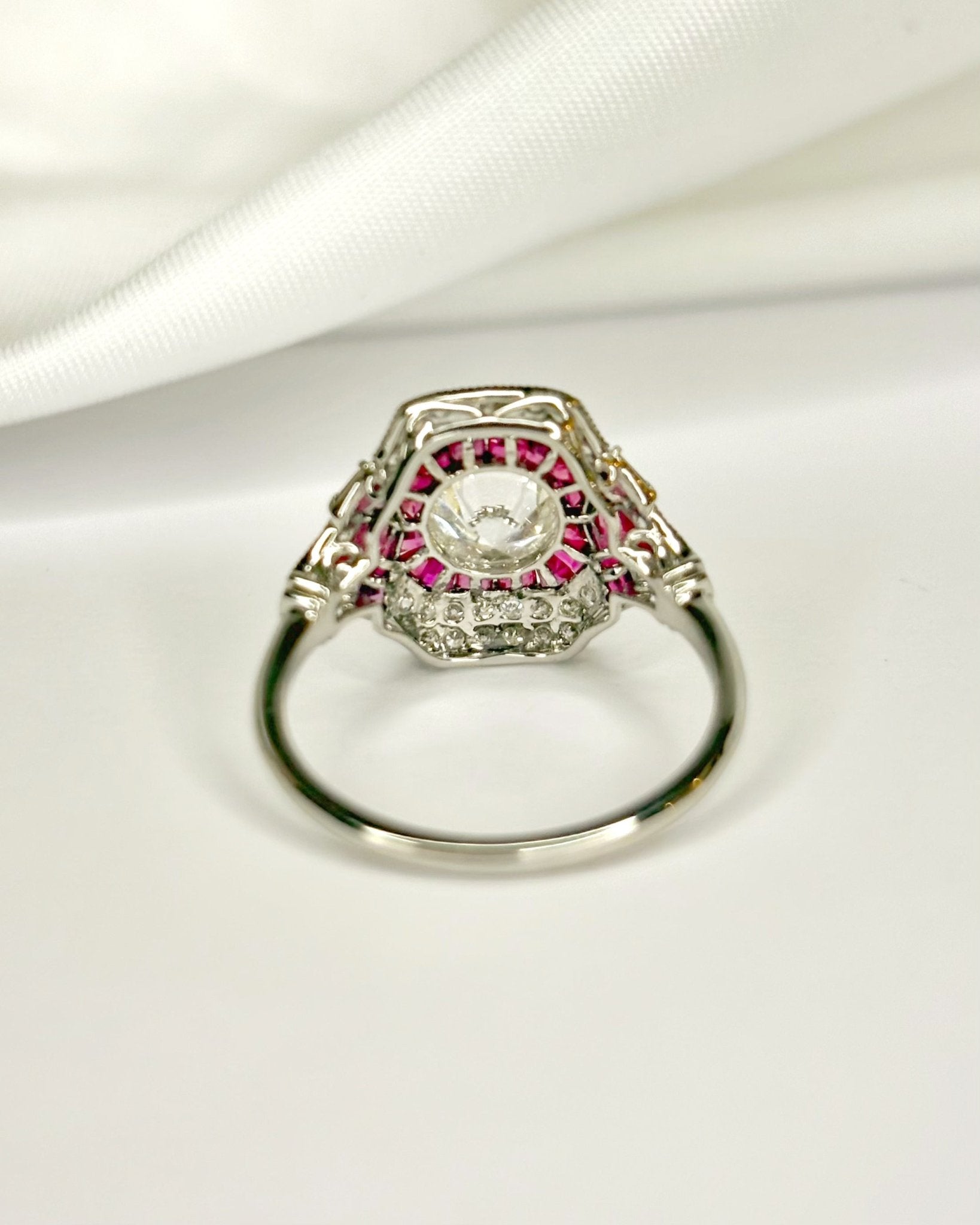 Bague Style Art-Déco Rubis 0.80 carat &amp; Diamants 1.35 carat "Samantha" - Elliade Paris