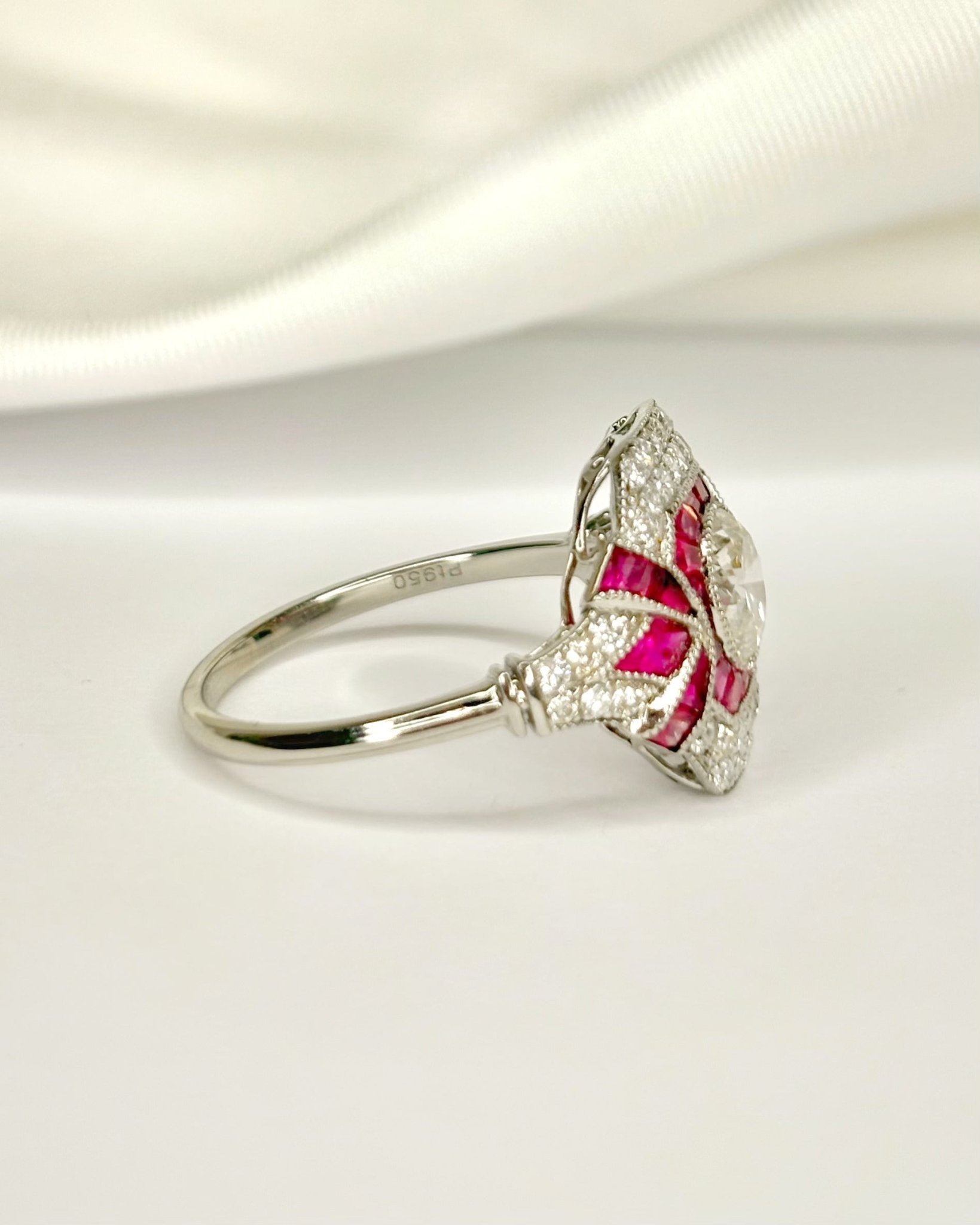 Bague Style Art-Déco Rubis 0.80 carat &amp; Diamants 1.35 carat "Samantha" - Elliade Paris