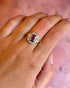 Bague Style Art-Déco Rubis 0.85 carat & Diamants 0.48 carat 5,43g "Maya" - Elliade Paris