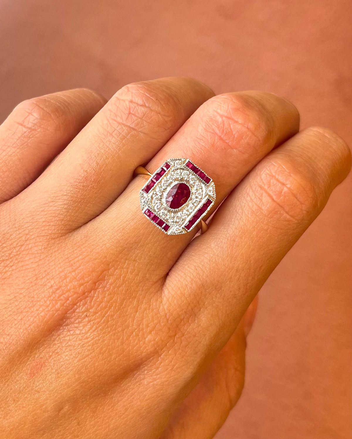 Bague Style Art-Déco Rubis 0.89 carat &amp; Diamants 0.30 carat "Alicia" - Elliade Paris