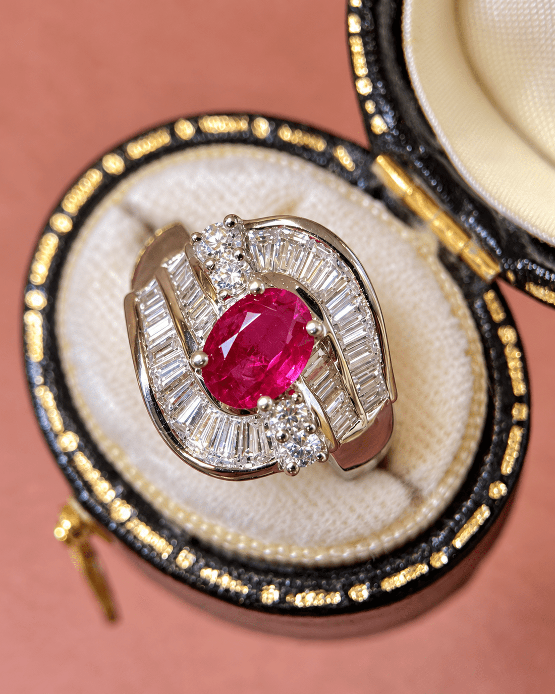 Bague Style Art-Déco Rubis 1.07 carat &amp; Diamants 1.25 carat 8.63g "Flavia" - Elliade Paris