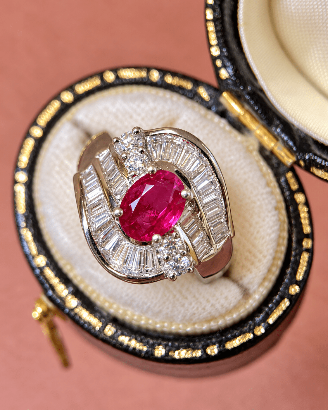 Bague Style Art-Déco Rubis 1.07 carat &amp; Diamants 1.25 carat 8.63g "Flavia" - Elliade Paris