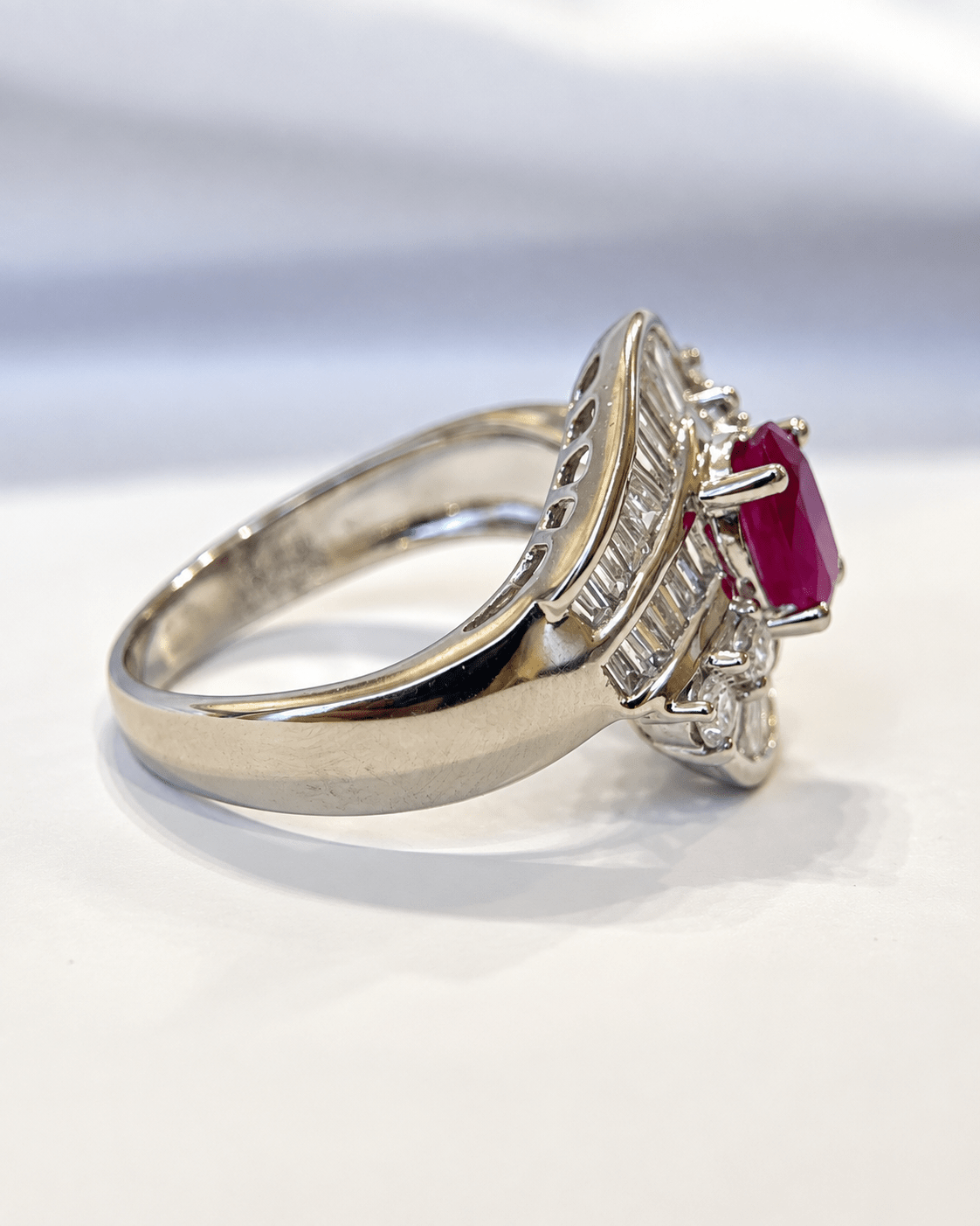 Bague Style Art-Déco Rubis 1.07 carat &amp; Diamants 1.25 carat 8.63g "Flavia" - Elliade Paris