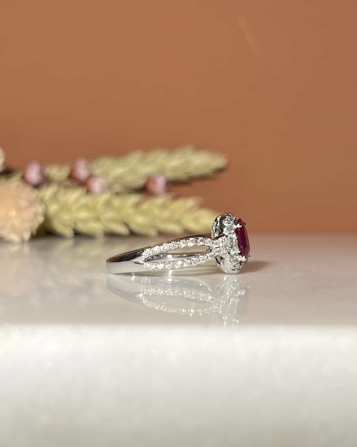 Bague Style Art - Déco Rubis 1.31 carat &amp; Diamants "Cynthia" - Elliade Paris