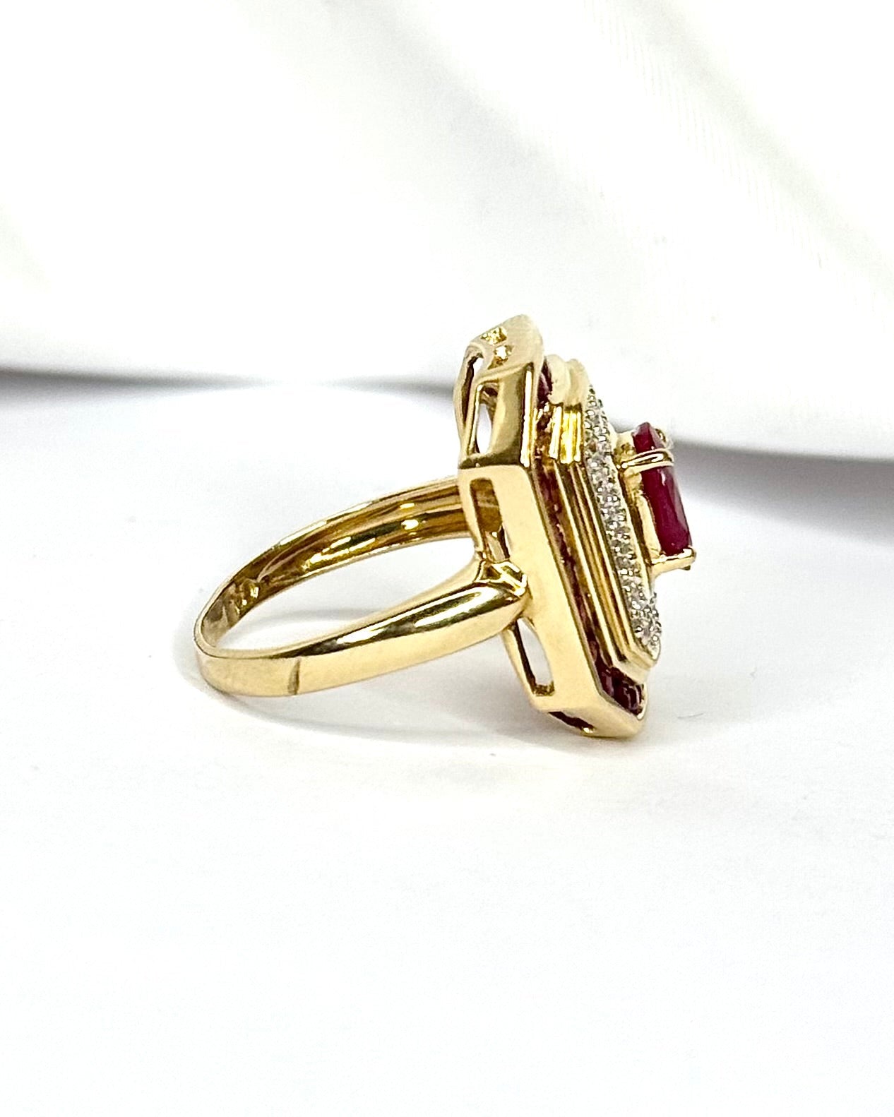 Bague Style Art-Déco Rubis 1.88 carat &amp; Diamants 0.21 carat "Aude" - Elliade Paris