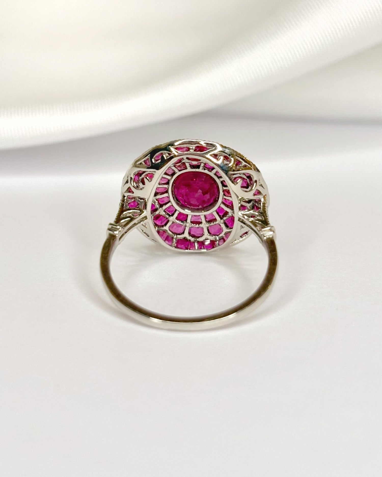 Bague Style Art-Déco Rubis 3.66 carats &amp; Diamants "Liya" - Elliade Paris