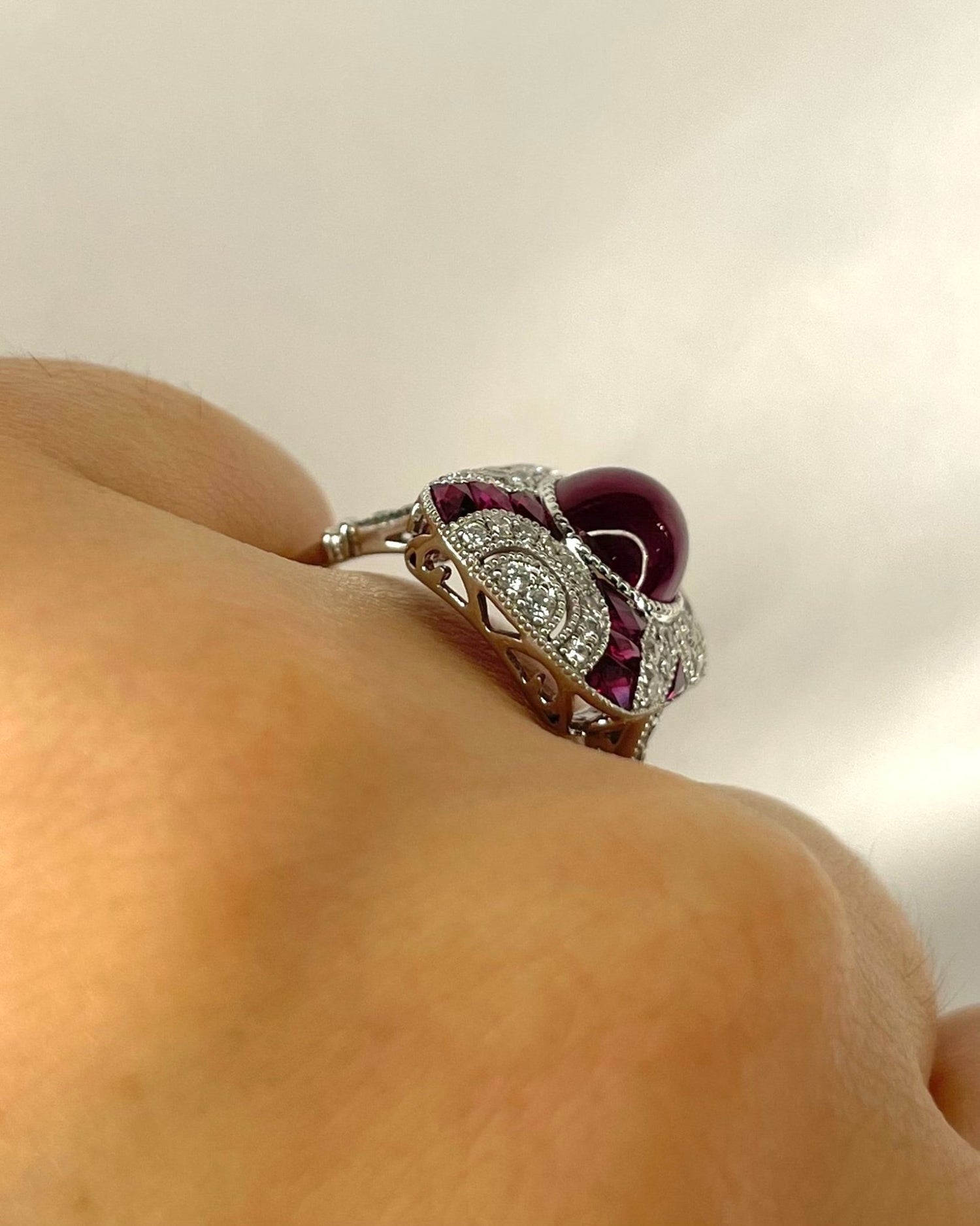 Bague Style Art Déco Rubis 3.73 carats &amp; Diamants 0.43 carat "Leslie" - Elliade Paris